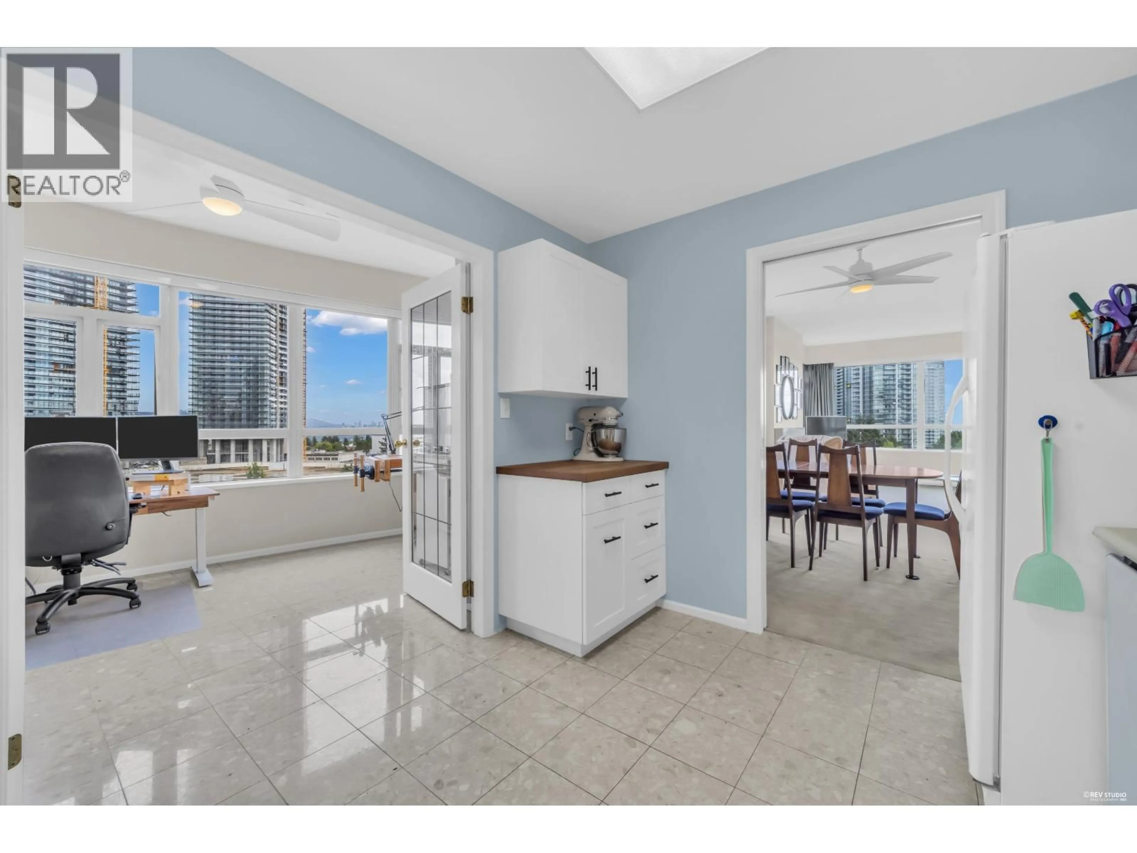 Open concept kitchen, ceramic/tile floor for 901 - 6521 BONSOR AVENUE, Burnaby British Columbia V5H4N3