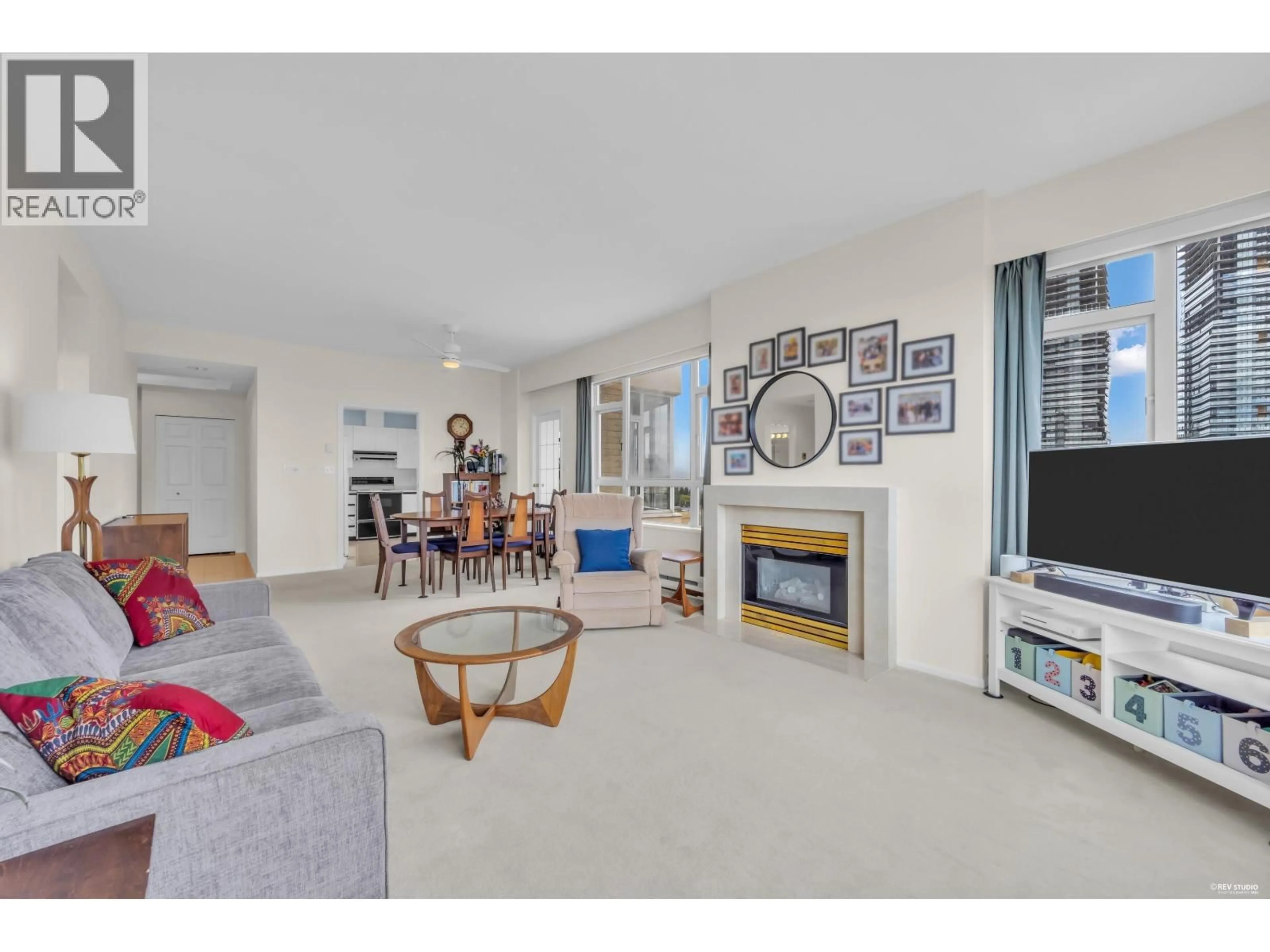 Living room with furniture, unknown for 901 - 6521 BONSOR AVENUE, Burnaby British Columbia V5H4N3