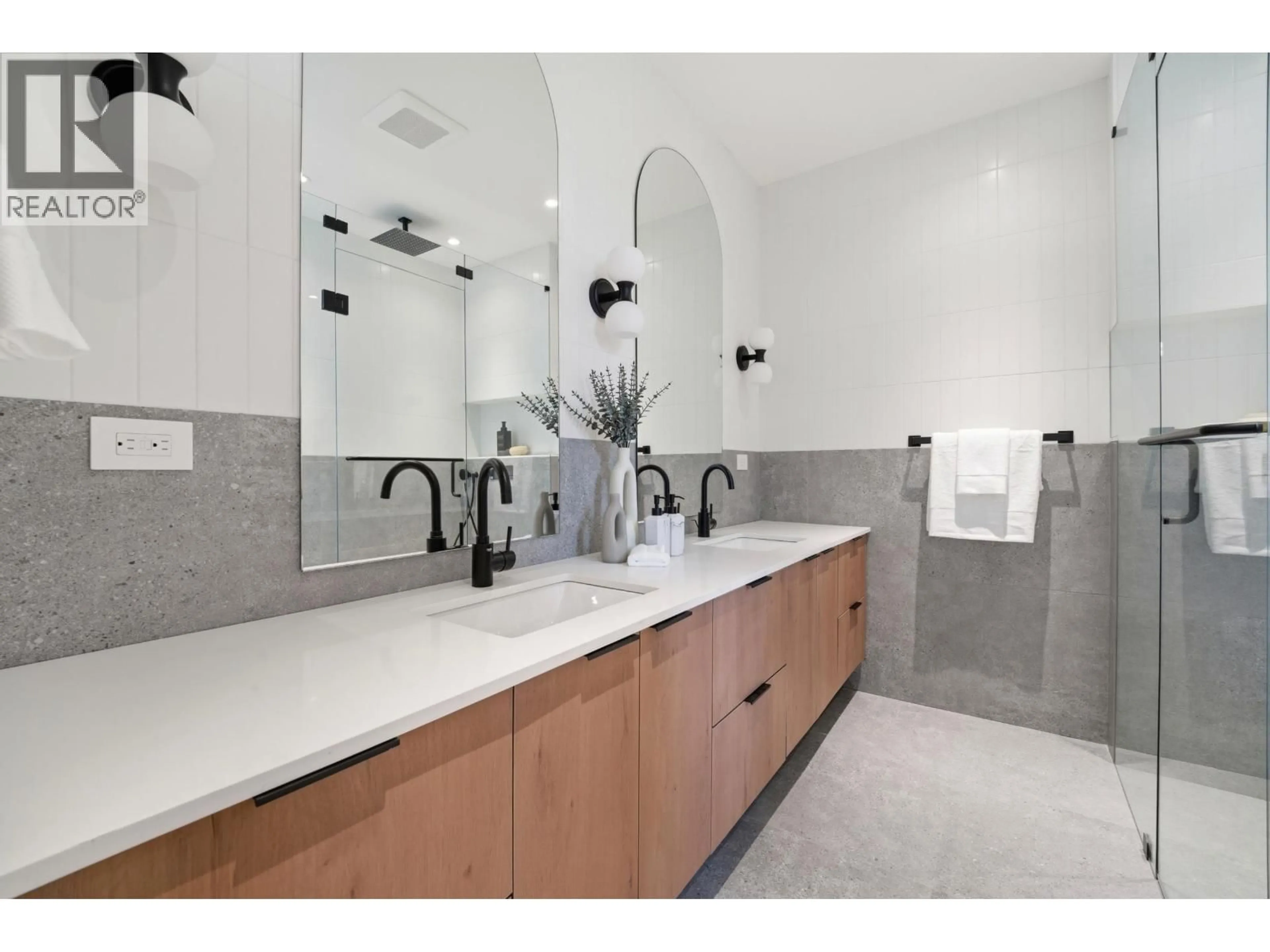 Contemporary bathroom, ceramic/tile floor for 4 - 6070 ELGIN AVENUE, Burnaby British Columbia V5H3S4