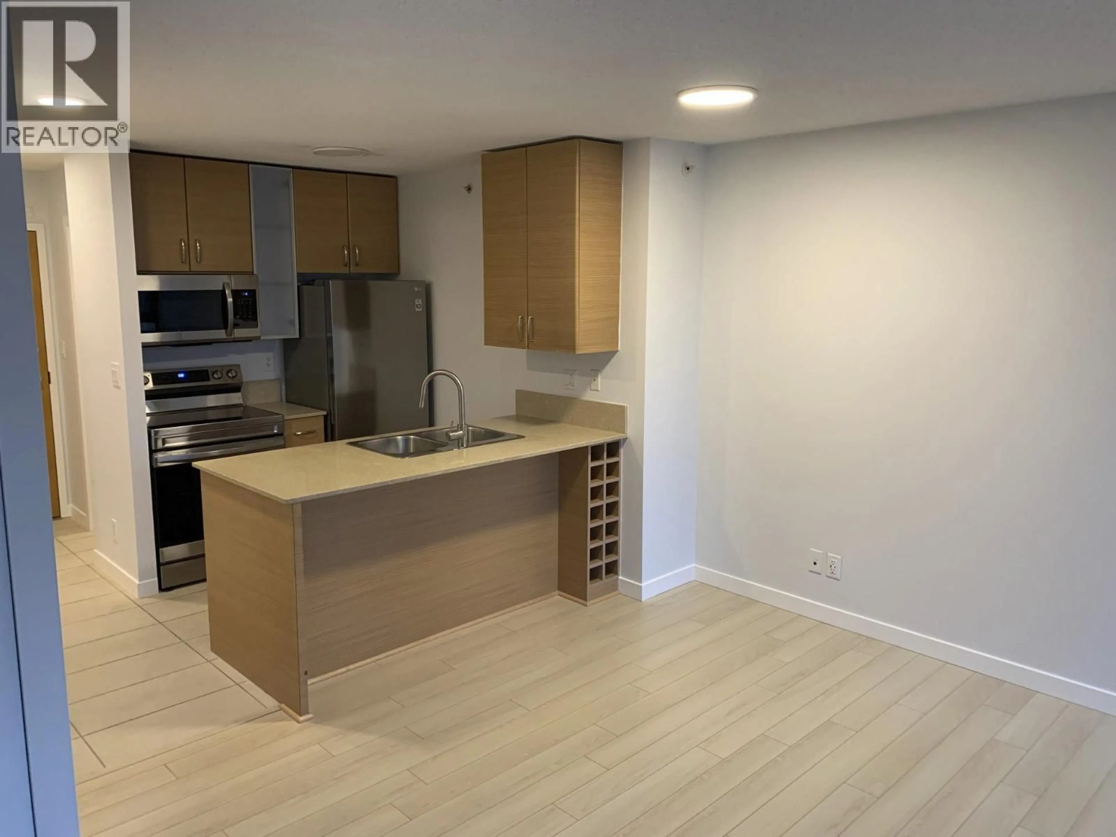 Standard kitchen, wood/laminate floor for 908 - 909 MAINLAND STREET, Vancouver British Columbia V6B1S3