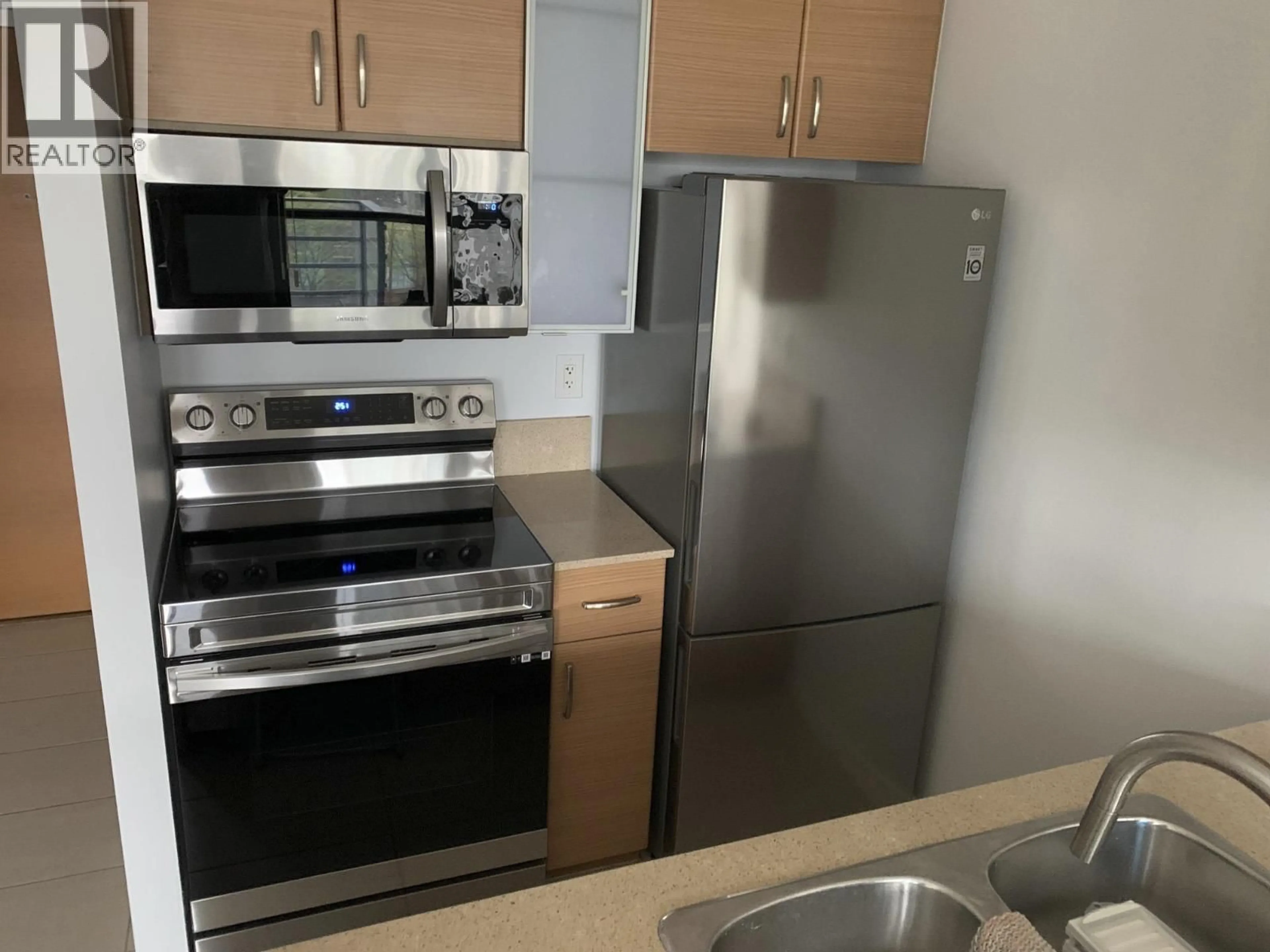 Standard kitchen, unknown for 908 - 909 MAINLAND STREET, Vancouver British Columbia V6B1S3