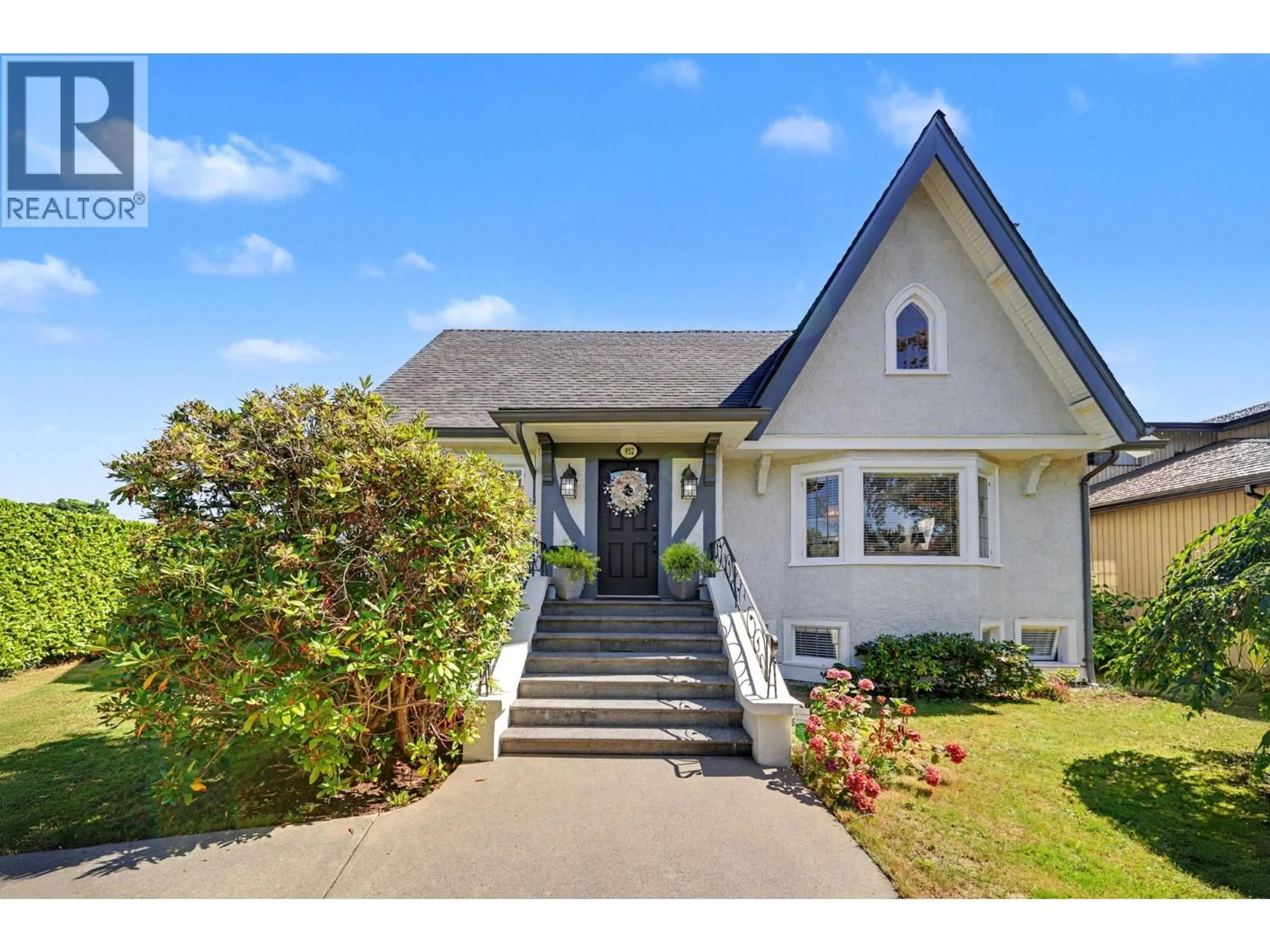 Home with vinyl exterior material, street for 952 GRAND BOULEVARD, North Vancouver British Columbia V7L3W8