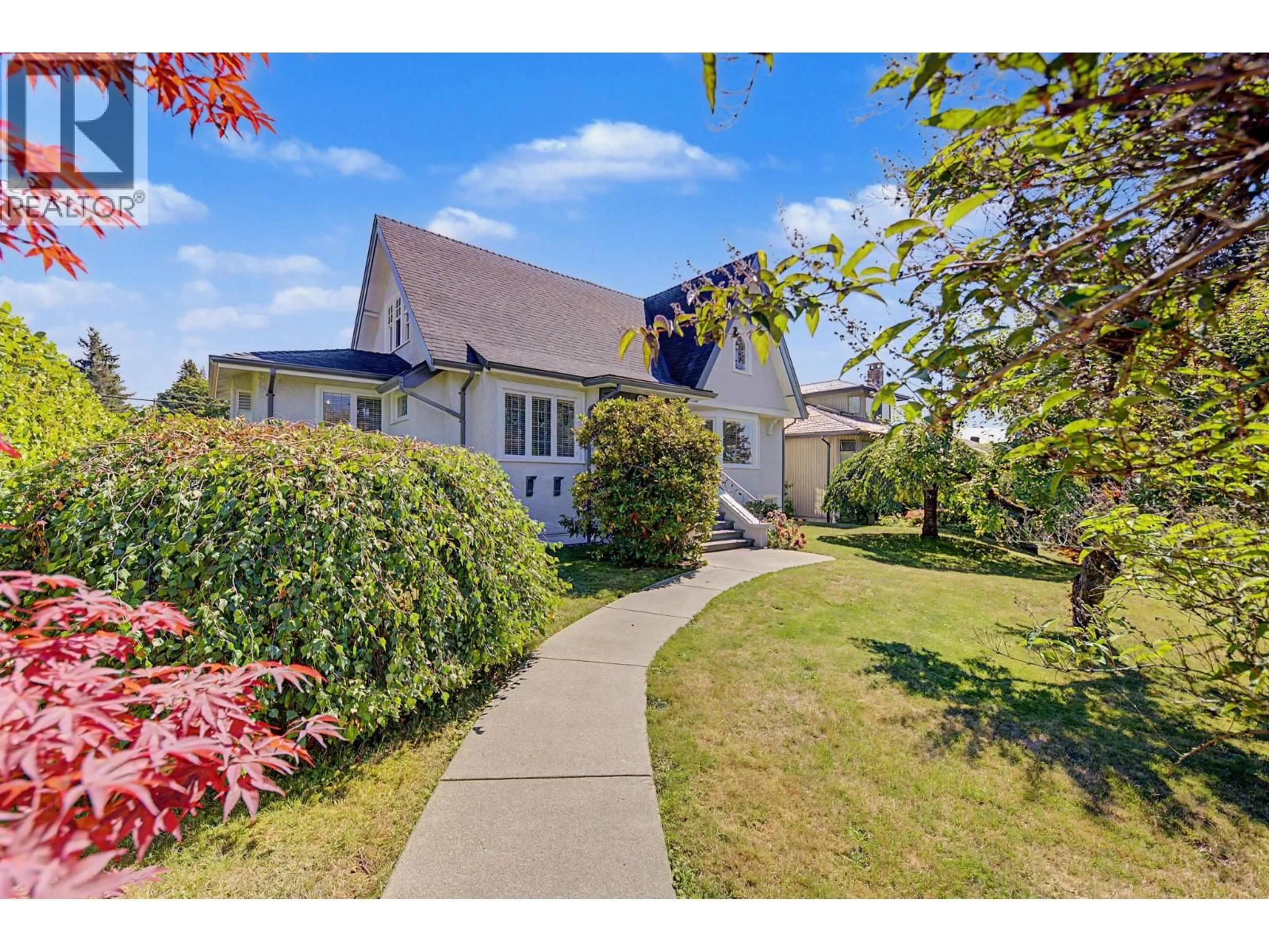 A pic from outside/outdoor area/front of a property/back of a property/a pic from drone, street for 952 GRAND BOULEVARD, North Vancouver British Columbia V7L3W8