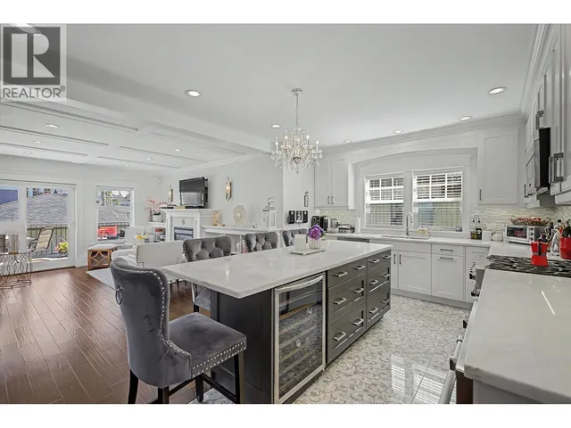 952 GRAND BOULEVARD, North Vancouver 4