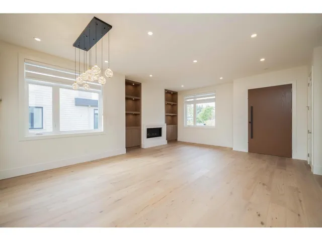 16586 22 AVENUE, Surrey 5