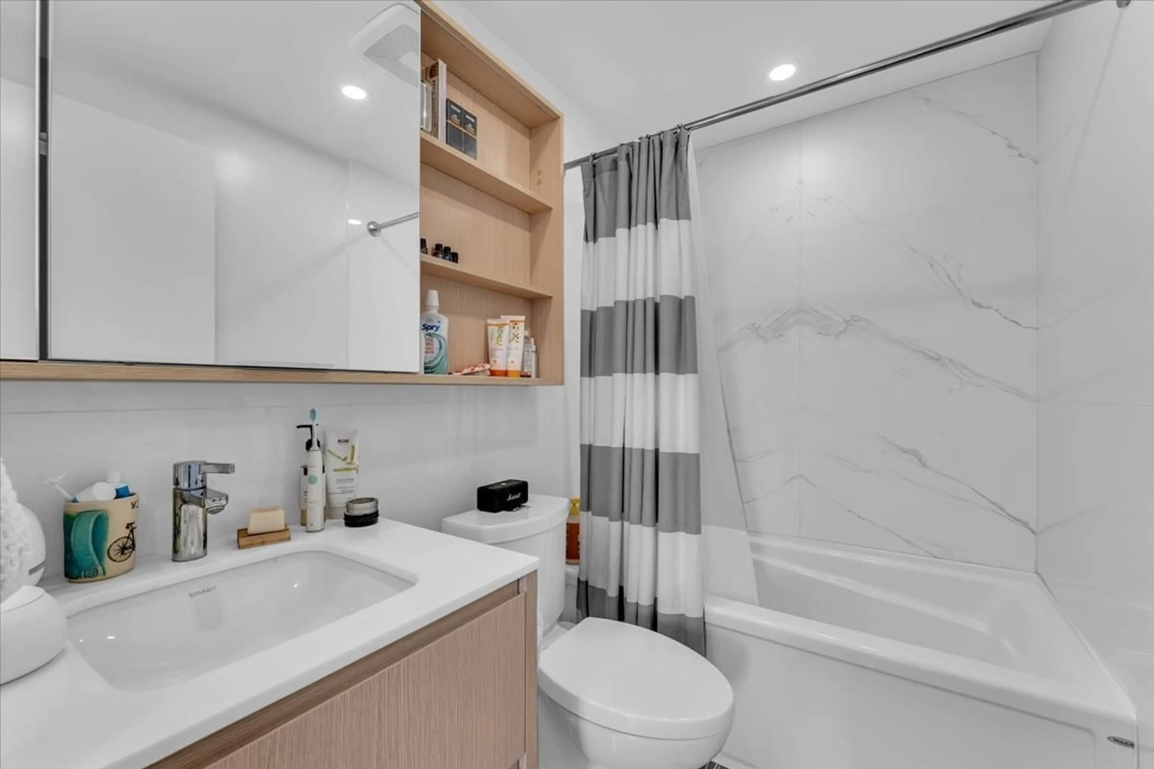 Standard bathroom, ceramic/tile floor for 104 - 15165 THRIFT AVENUE, Surrey British Columbia V4B0C1