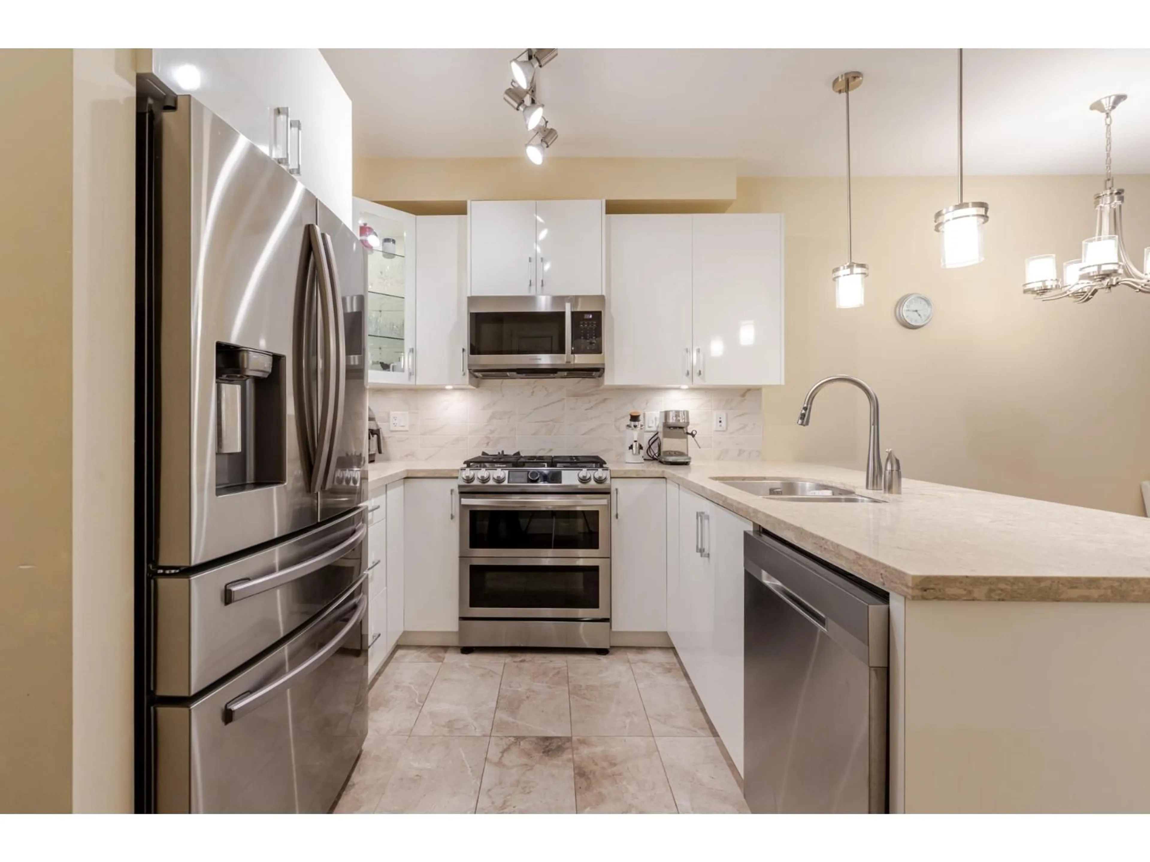 Open concept kitchen, ceramic/tile floor for 201 - 8538 203A STREET, Langley British Columbia V2Y3P9