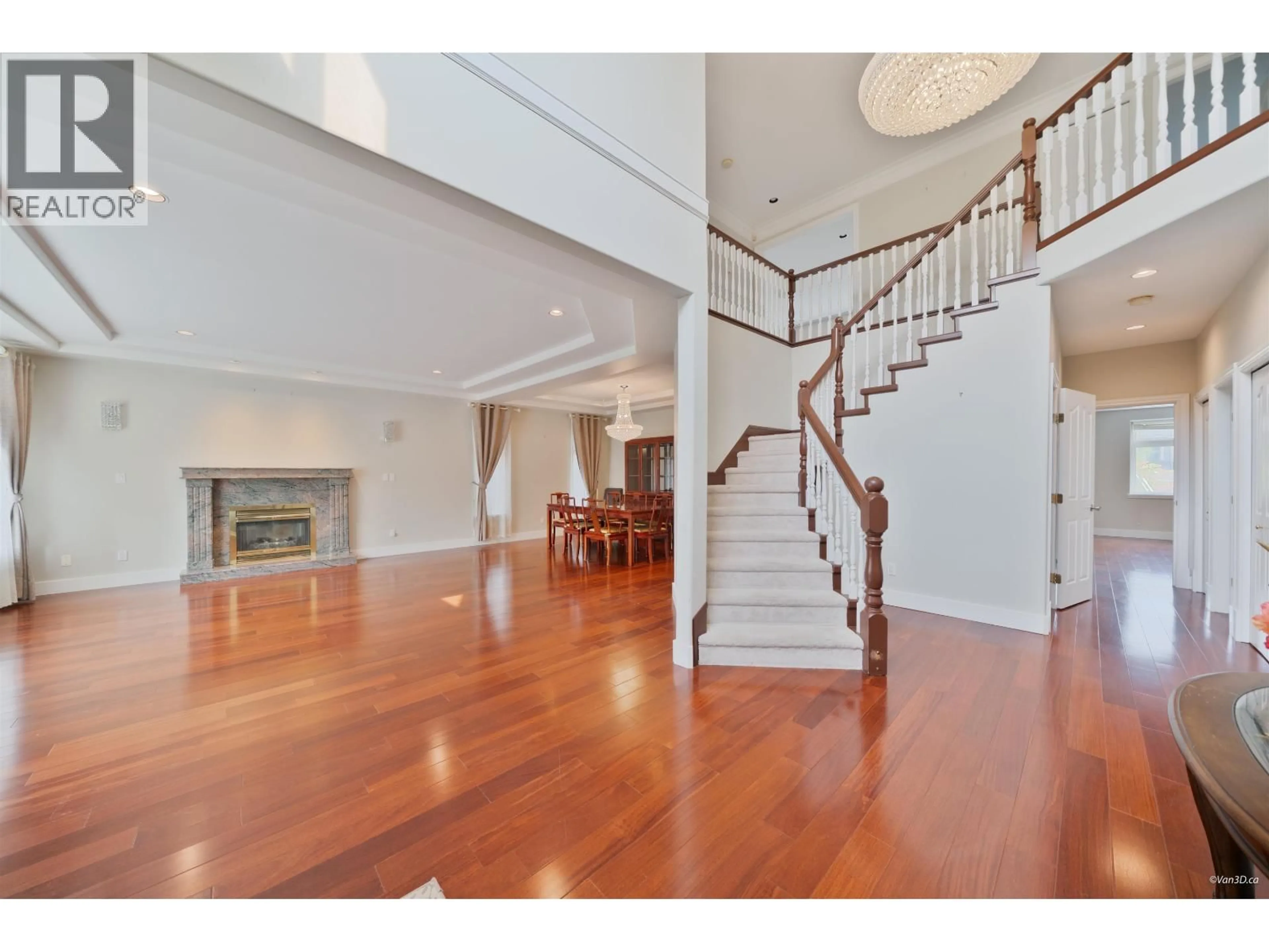 Indoor foyer for 7157 RIDGEVIEW DRIVE, Burnaby British Columbia V5A4S1