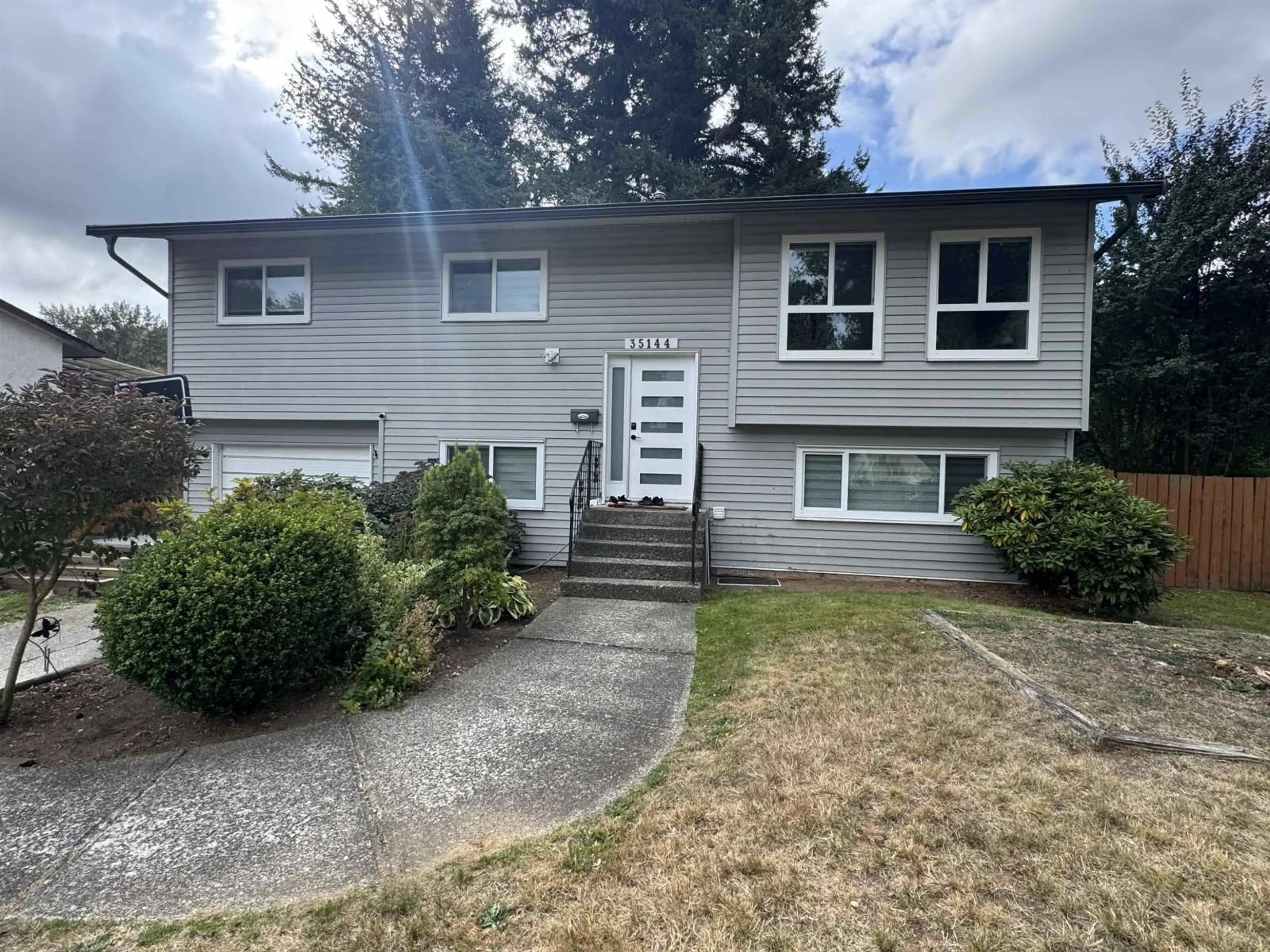 Home with vinyl exterior material, street for 35144 MORGAN WAY, Abbotsford British Columbia V2S5T7