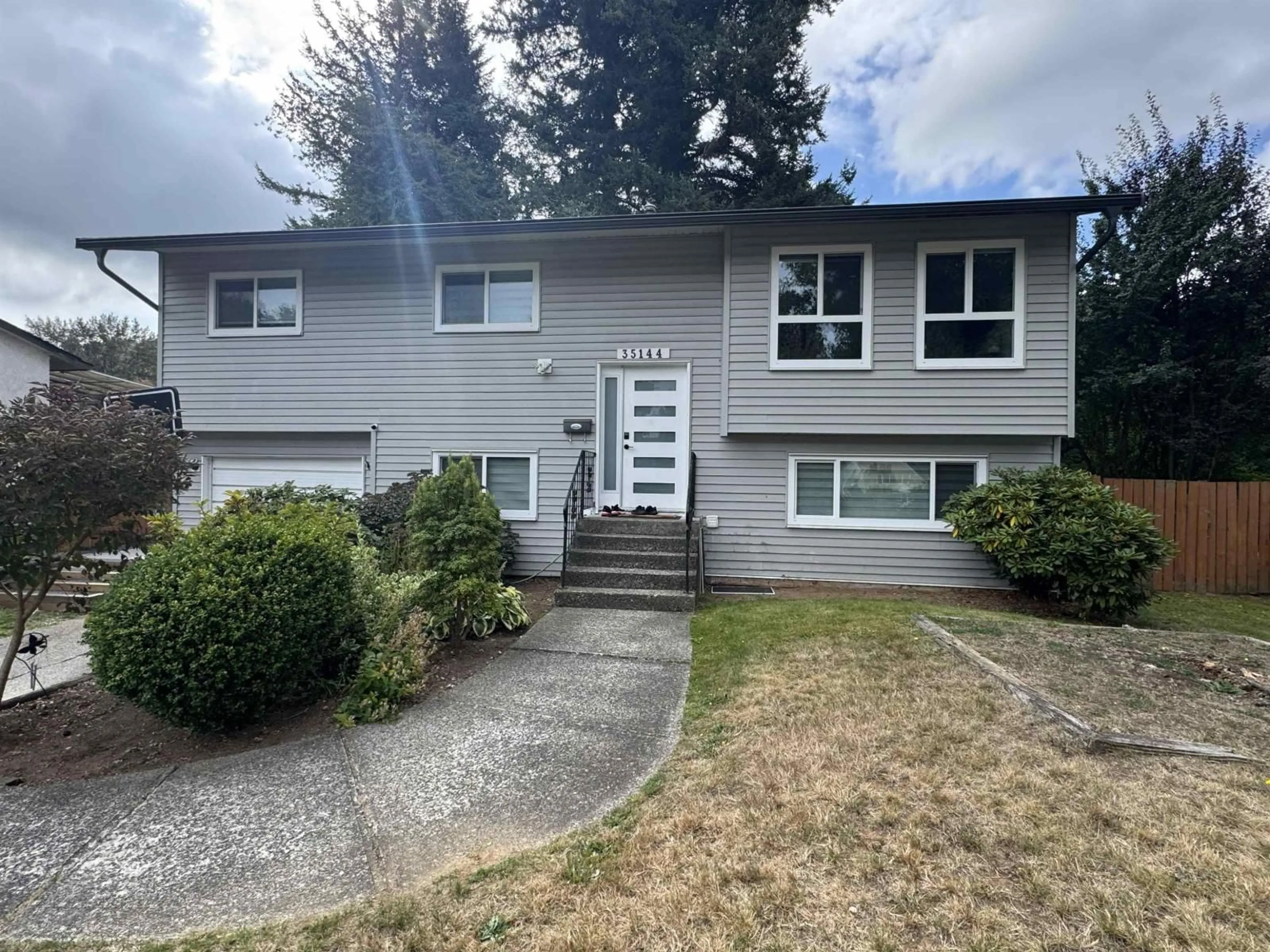 Home with vinyl exterior material, street for 35144 MORGAN WAY, Abbotsford British Columbia V2S5T7