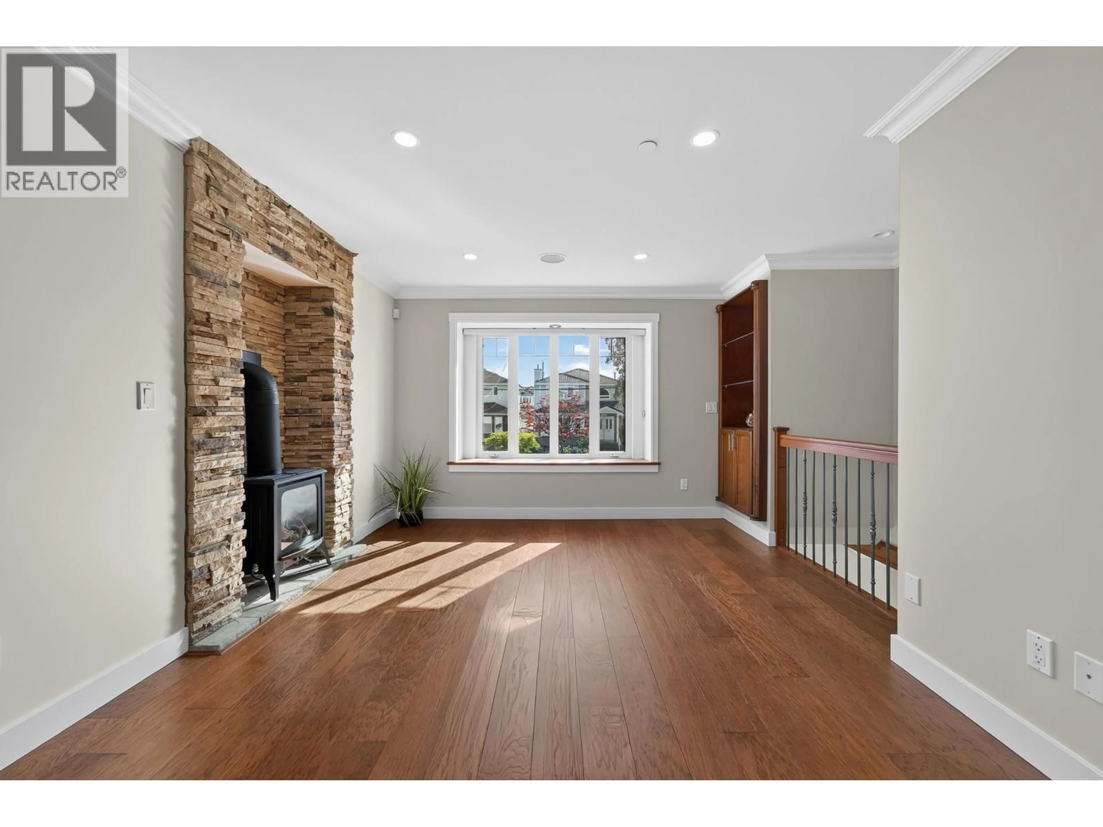 Indoor entryway for 6167 COMMERCIAL STREET, Vancouver British Columbia V5P3P2