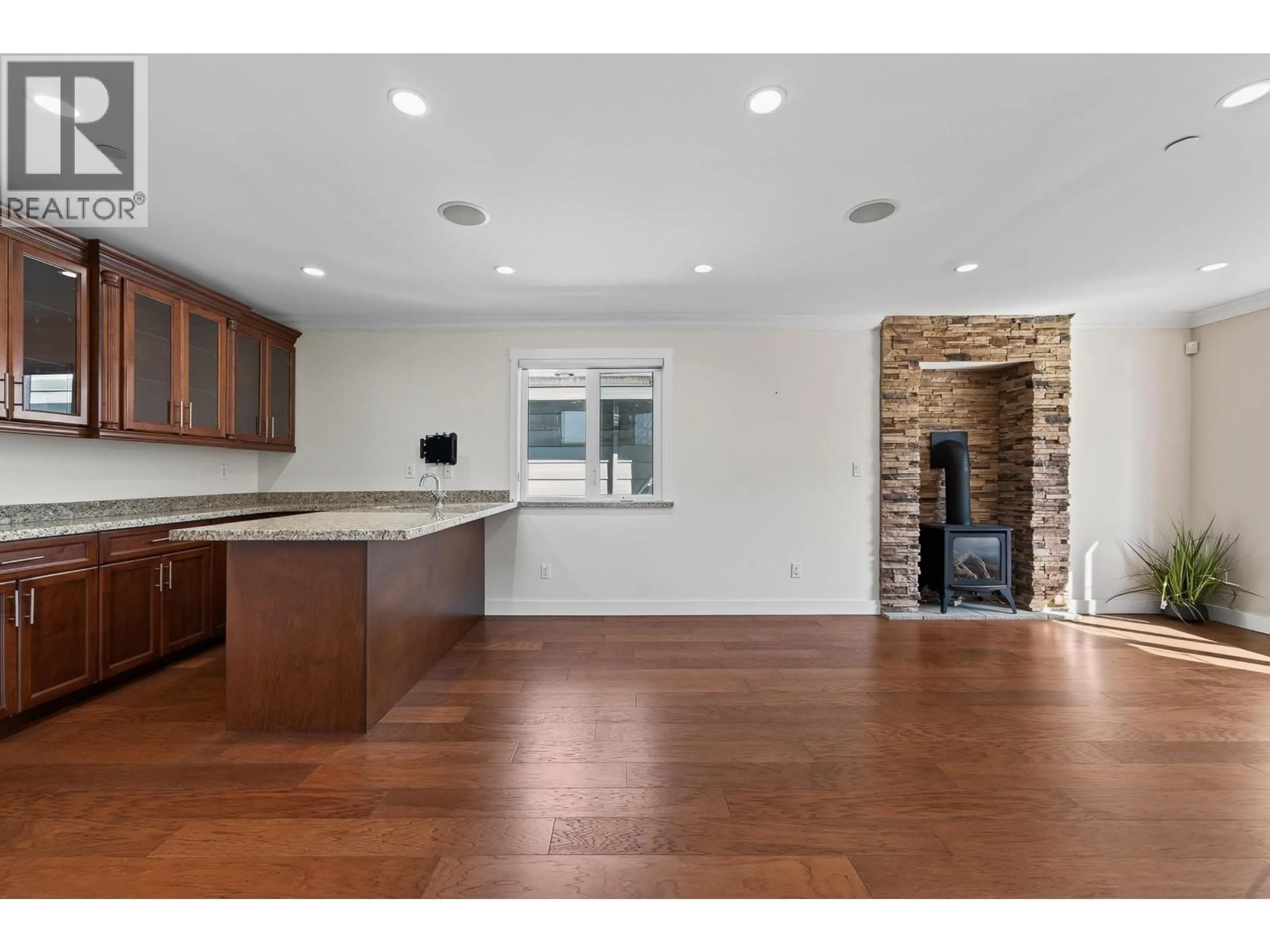 Open concept kitchen, ceramic/tile floor for 6167 COMMERCIAL STREET, Vancouver British Columbia V5P3P2