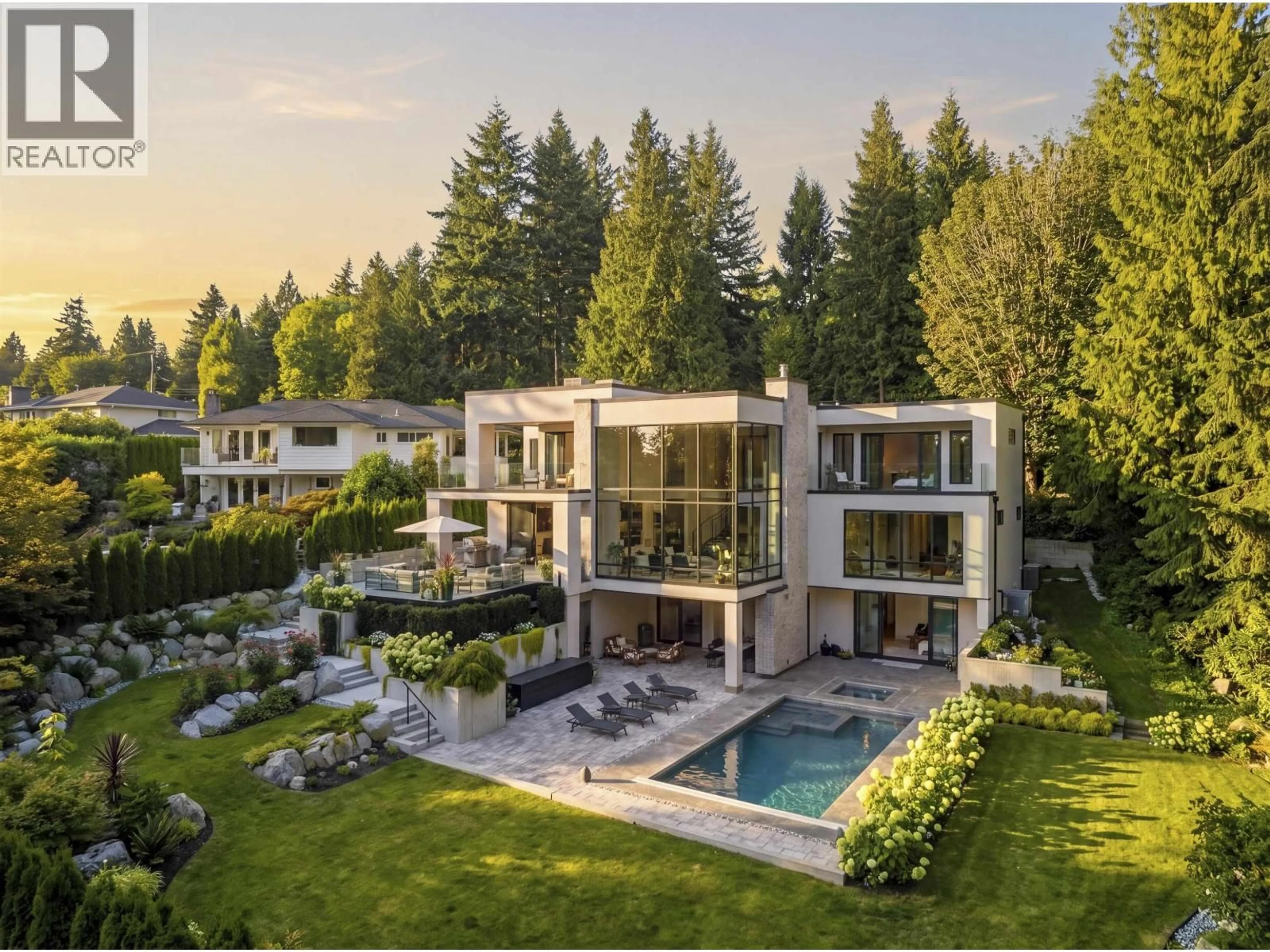 A pic from outside/outdoor area/front of a property/back of a property/a pic from drone, unknown for 450 MACBETH CRESCENT, West Vancouver British Columbia V7T1V7