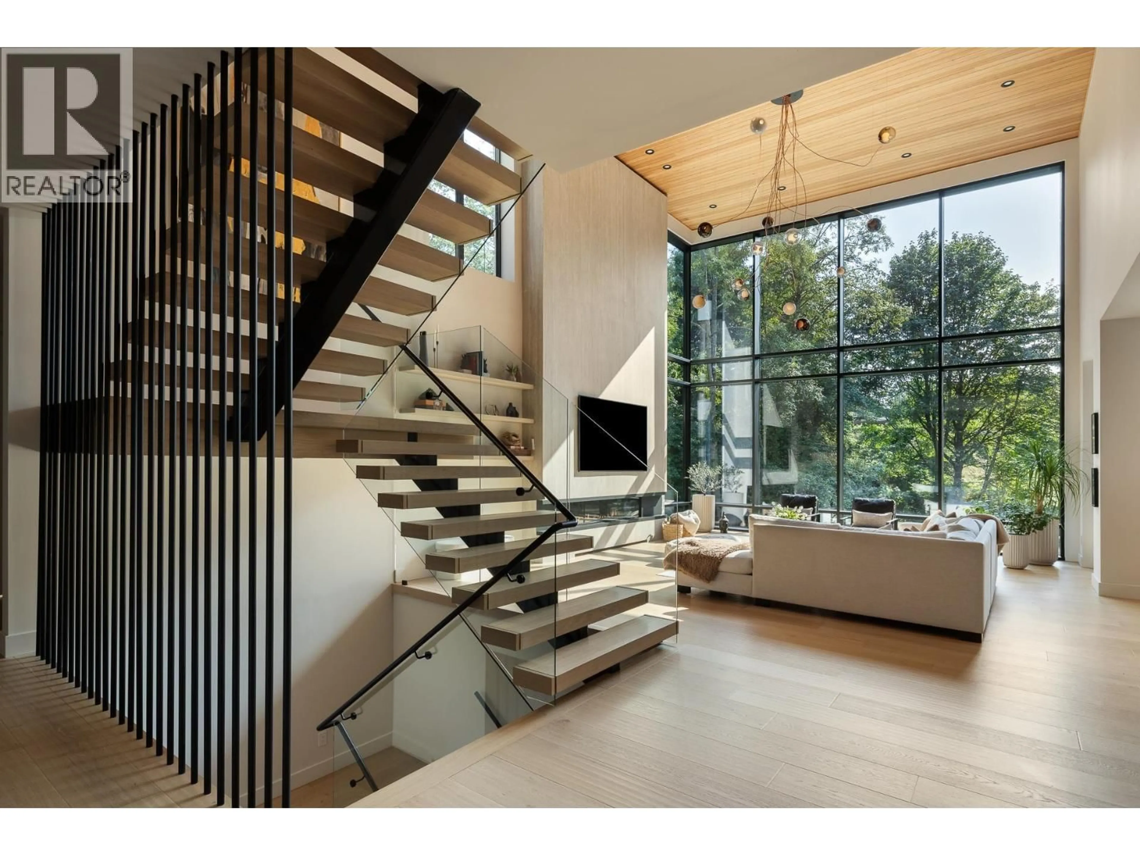 Stairs for 450 MACBETH CRESCENT, West Vancouver British Columbia V7T1V7