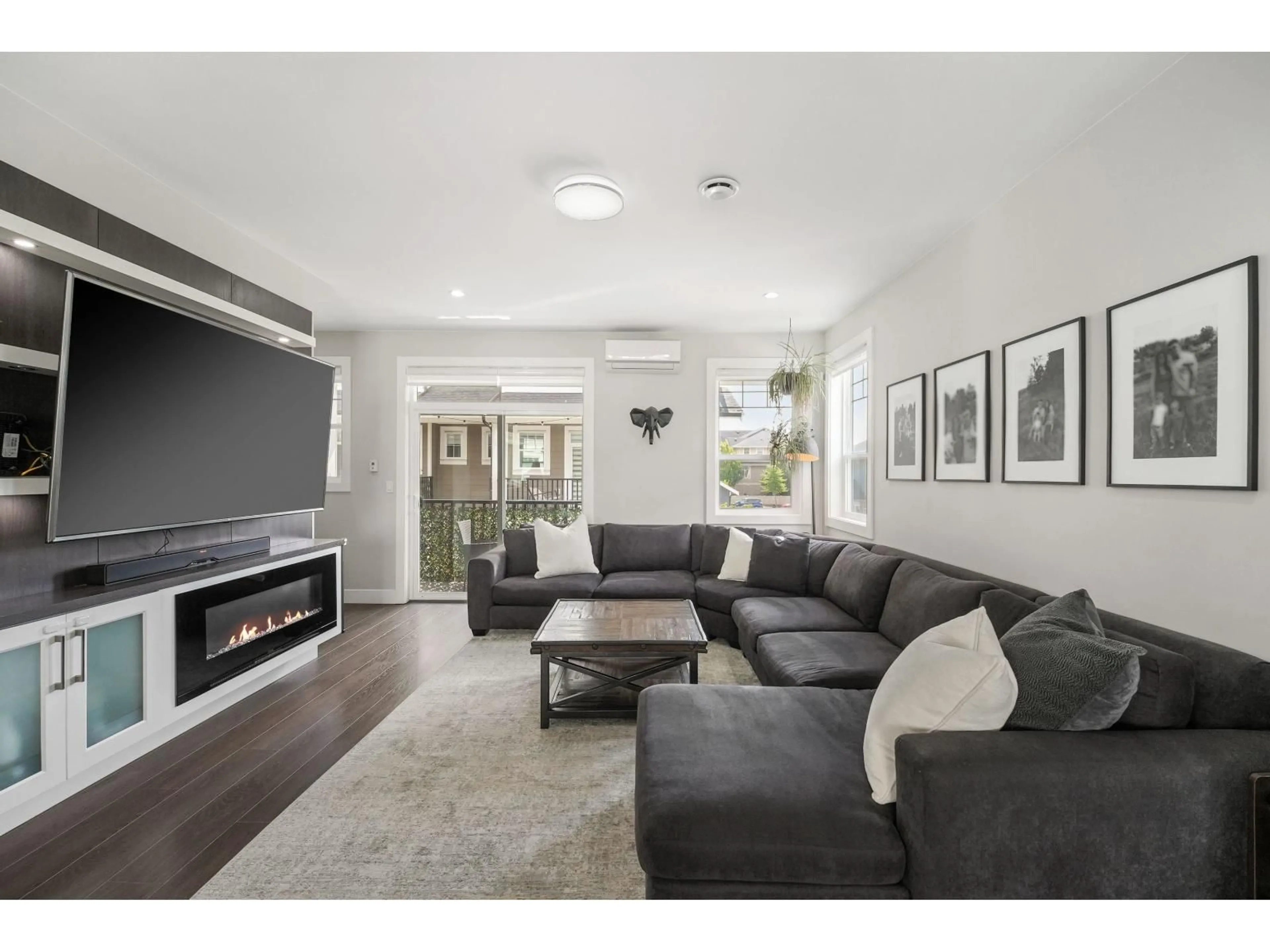 Living room with furniture, unknown for 75 - 19501 74 AVENUE, Surrey British Columbia V4N6V7