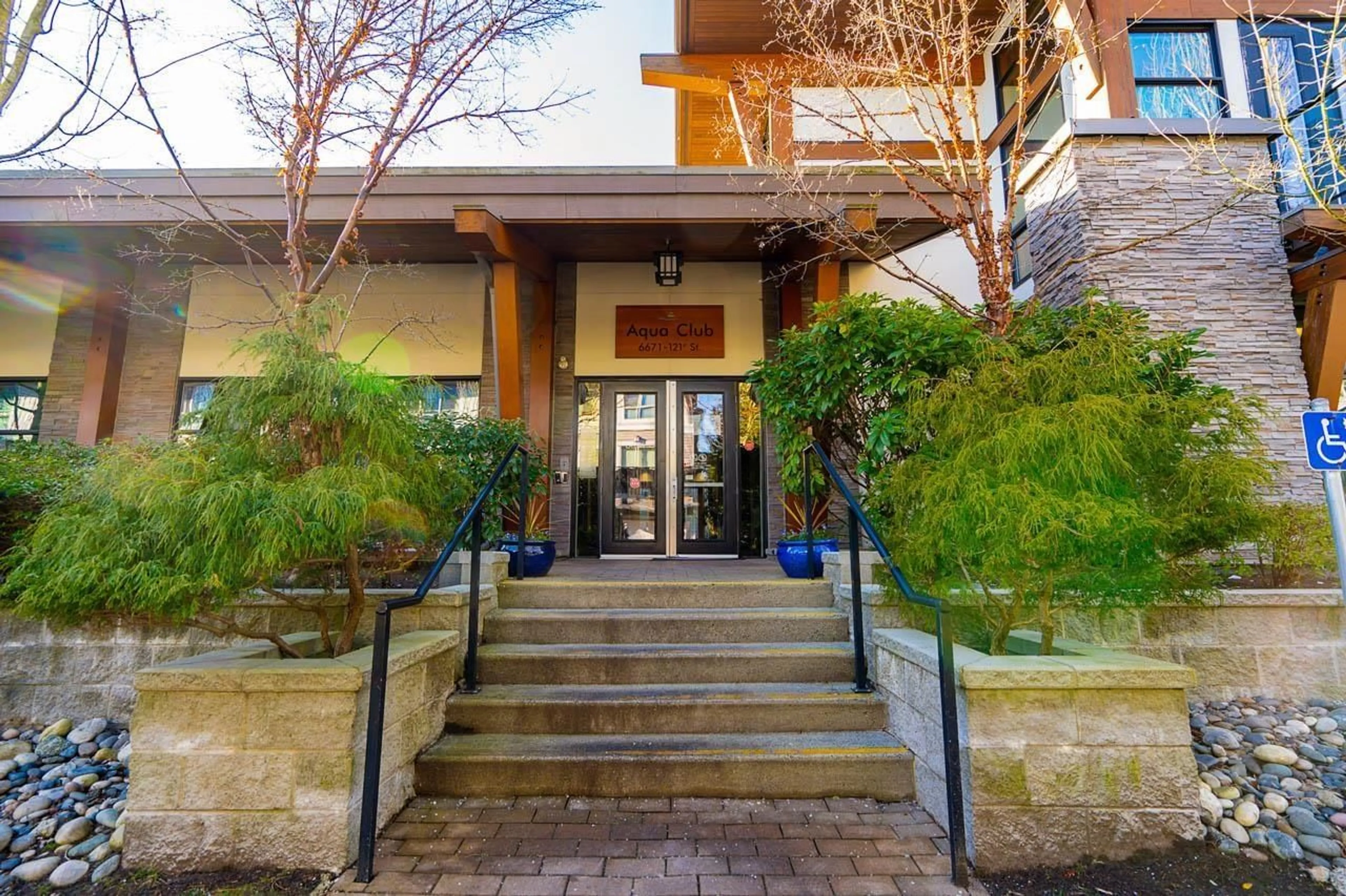 Indoor foyer for 80 - 6671 121 STREET, Surrey British Columbia V3W1T9