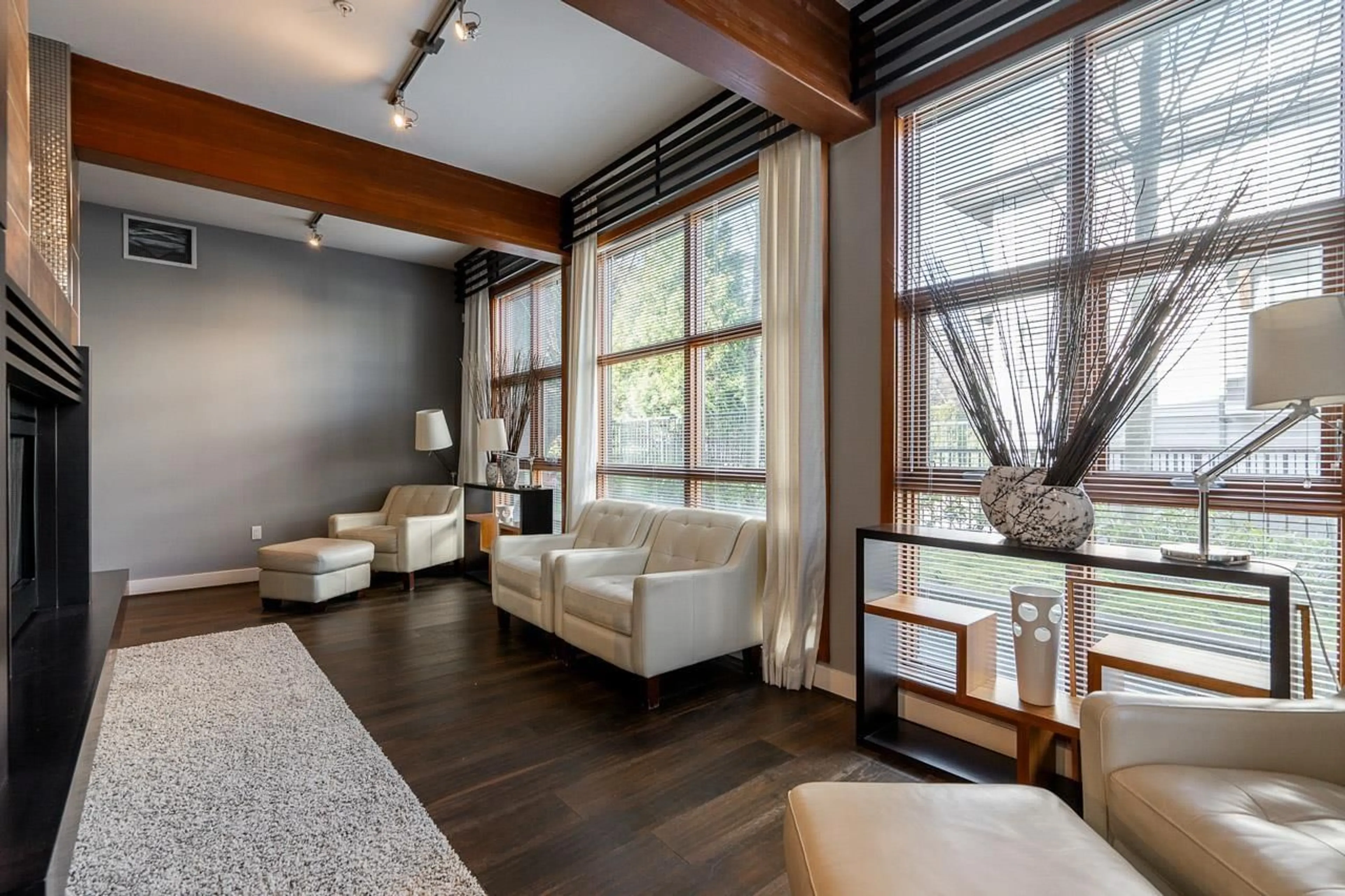 Living room with furniture, wood/laminate floor for 80 - 6671 121 STREET, Surrey British Columbia V3W1T9