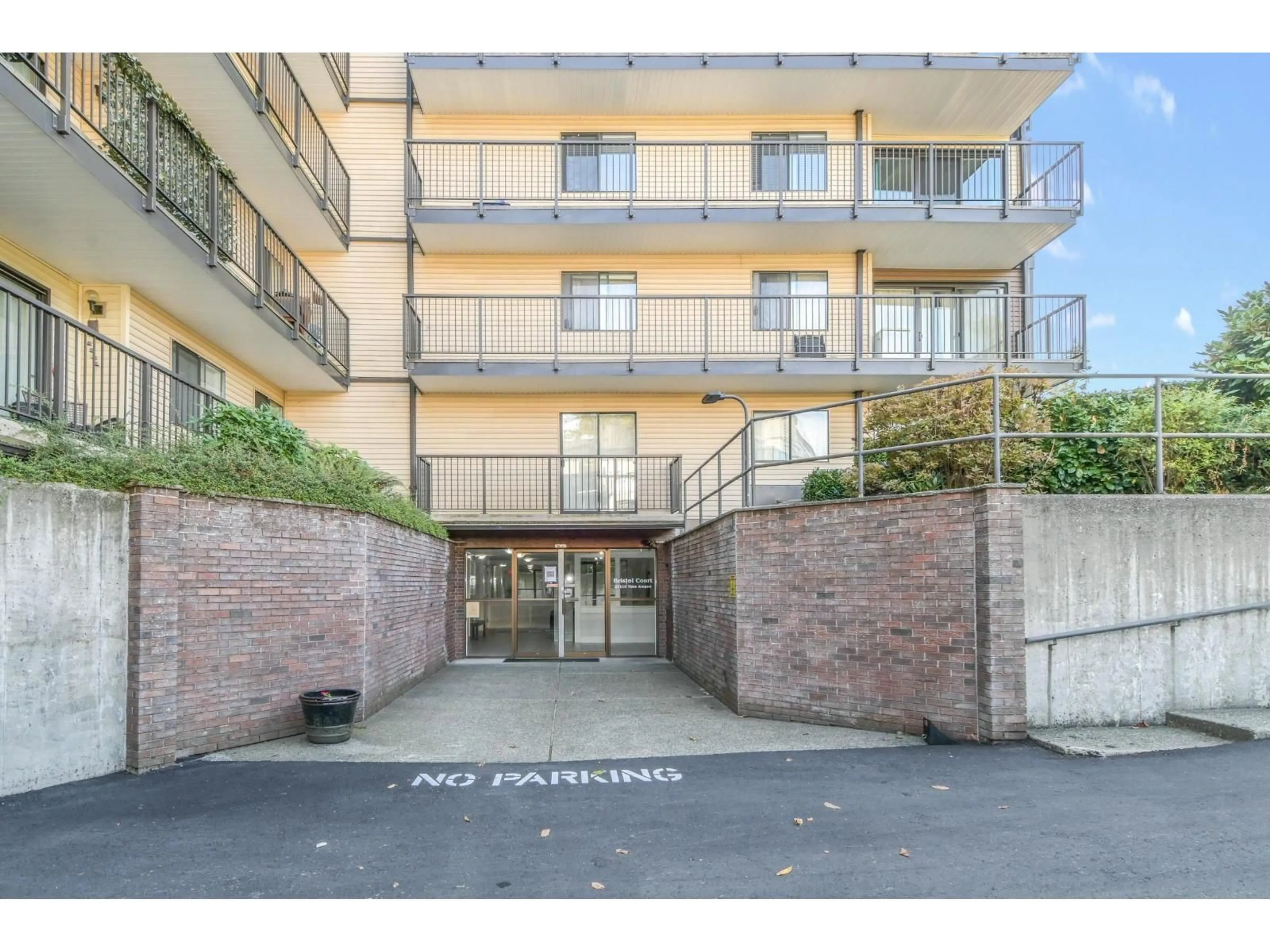 Indoor foyer for 308 - 32110 TIMS AVENUE, Abbotsford British Columbia V2T2H4