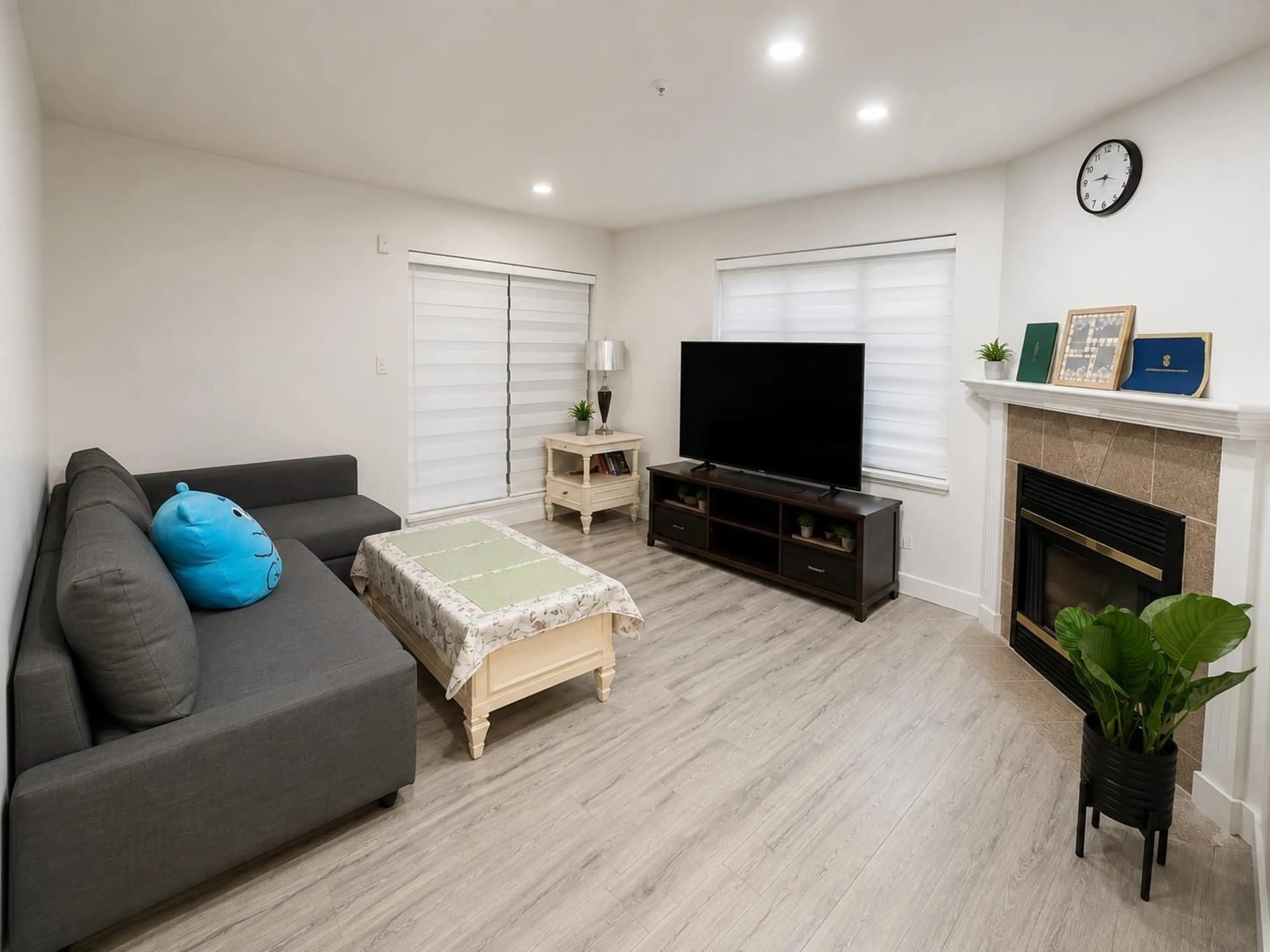 Living room with furniture, wood/laminate floor for 101 - 20288 54 AVENUE, Langley British Columbia V3A3W3