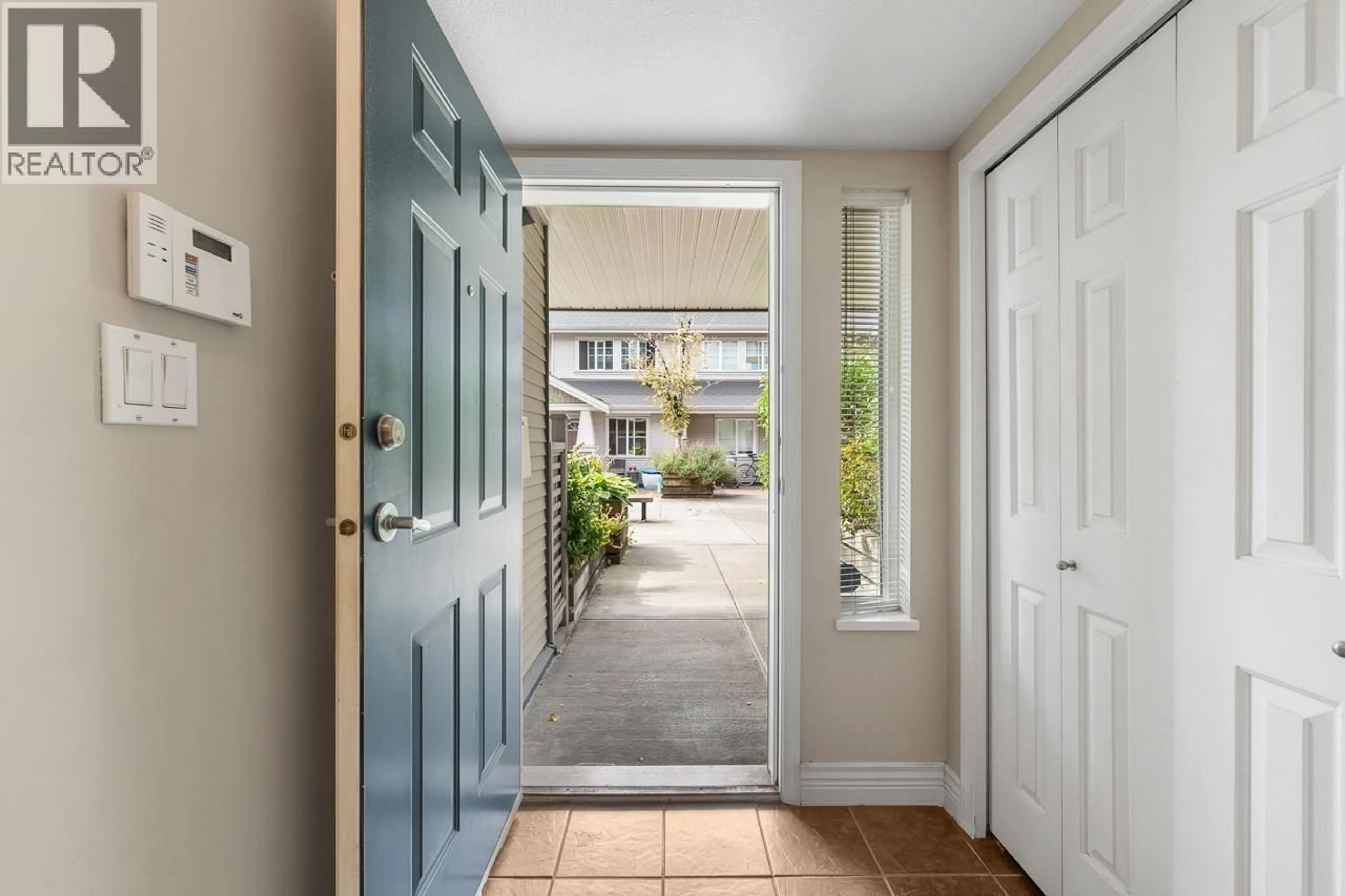 Indoor entryway for 12 - 230 TENTH STREET, New Westminster British Columbia V3M3X9