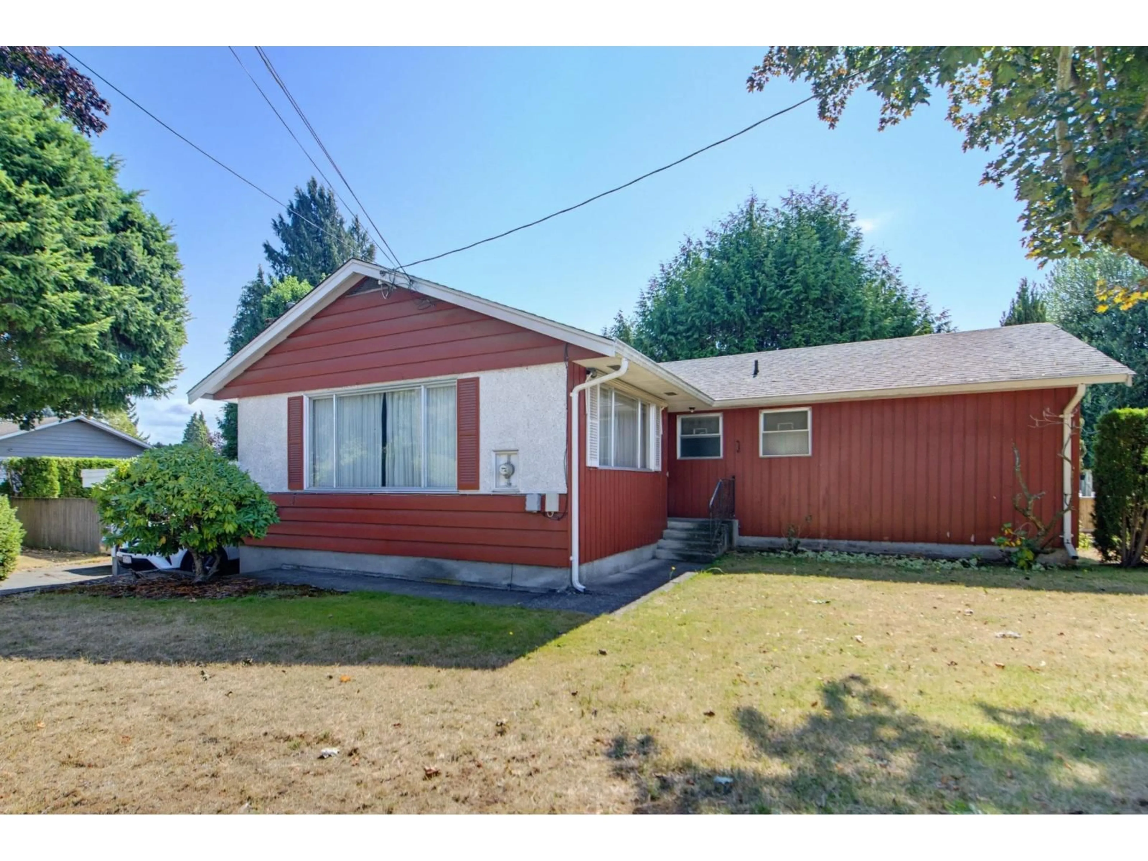 Home with vinyl exterior material, street for 32712 BEVAN AVENUE, Abbotsford British Columbia V2S1T1