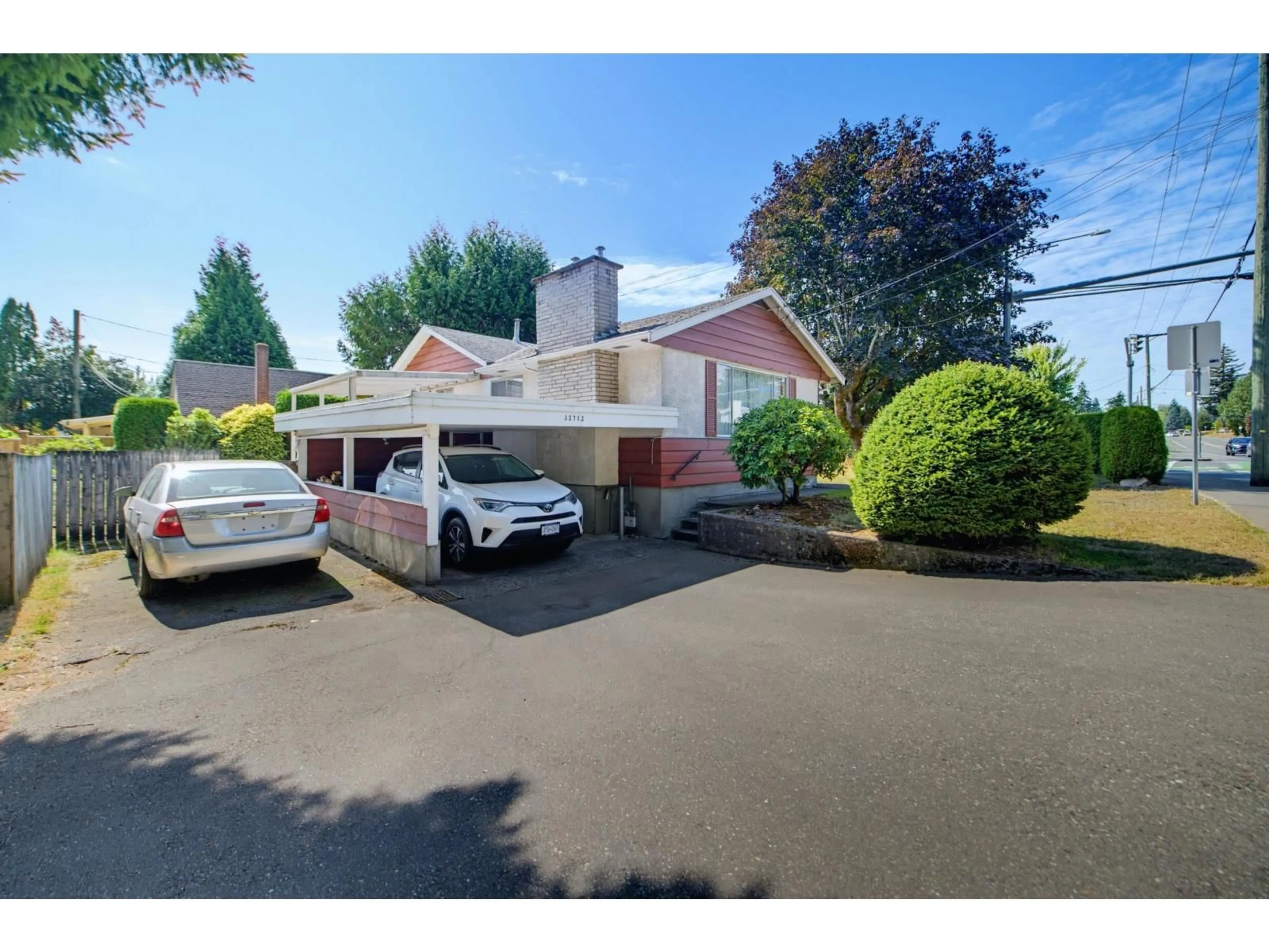 A pic from outside/outdoor area/front of a property/back of a property/a pic from drone, street for 32712 BEVAN AVENUE, Abbotsford British Columbia V2S1T1