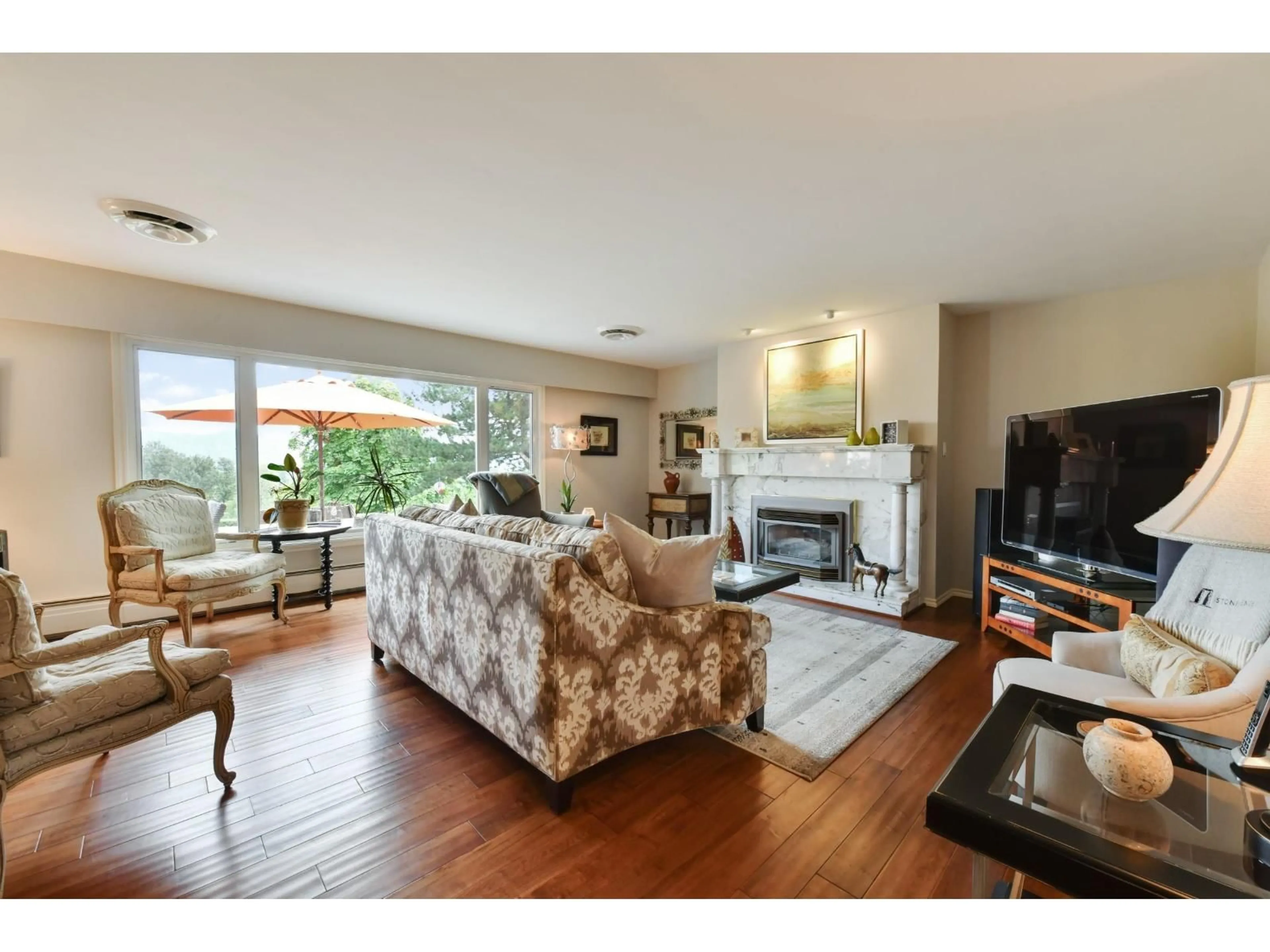 Living room with furniture, wood/laminate floor for 34332 NORRISH AVENUE, Mission British Columbia V2V6N9