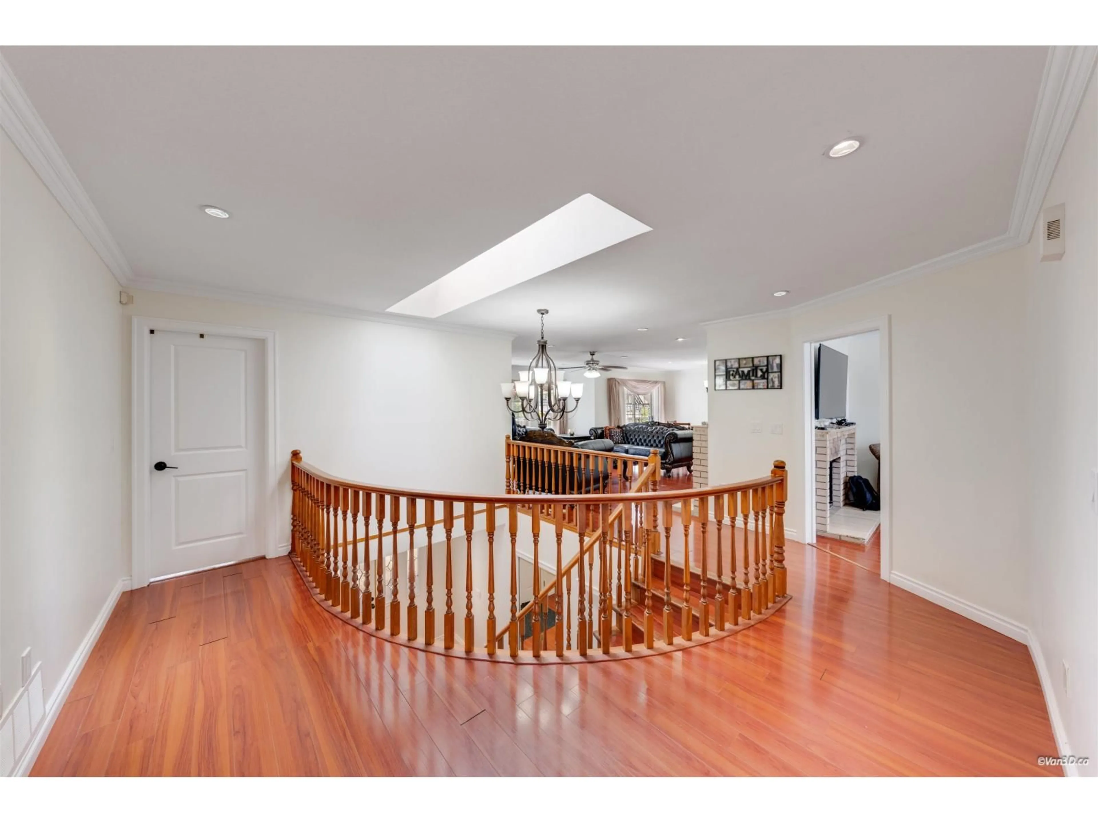 Indoor foyer for 7069 144 STREET, Surrey British Columbia V3W5S1