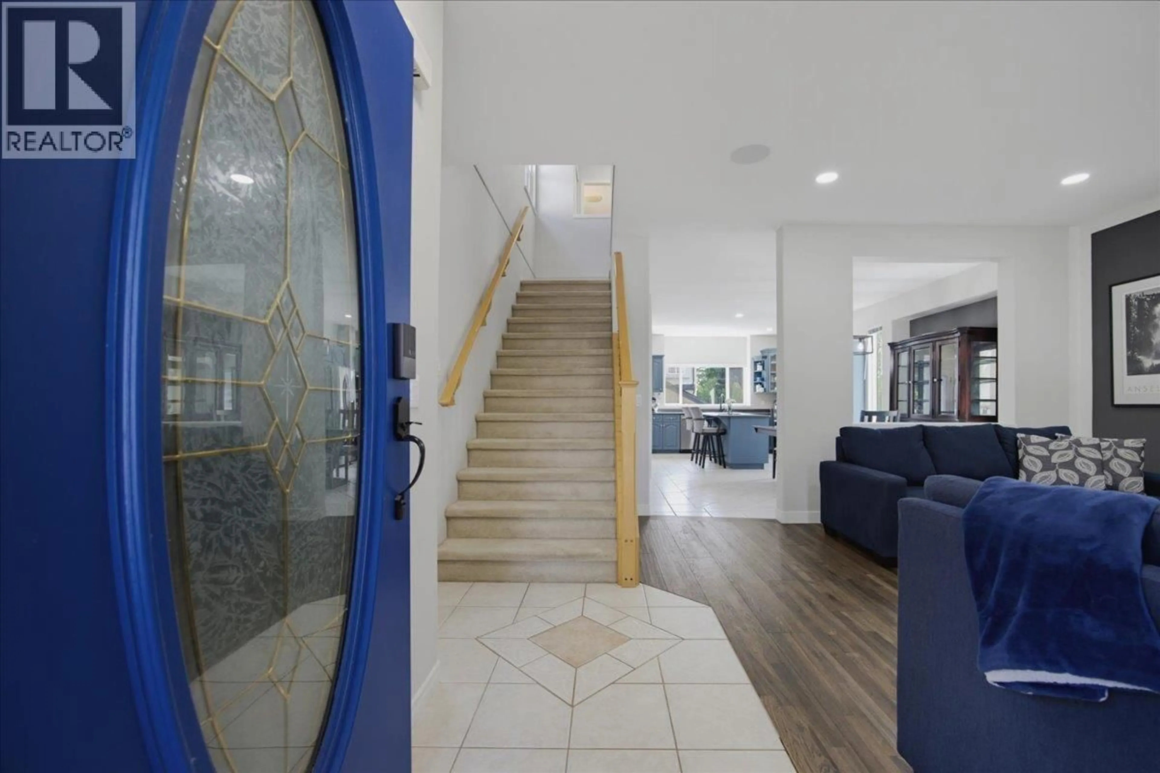 Indoor foyer for 24030 102A AVENUE, Maple Ridge British Columbia V2W2A2