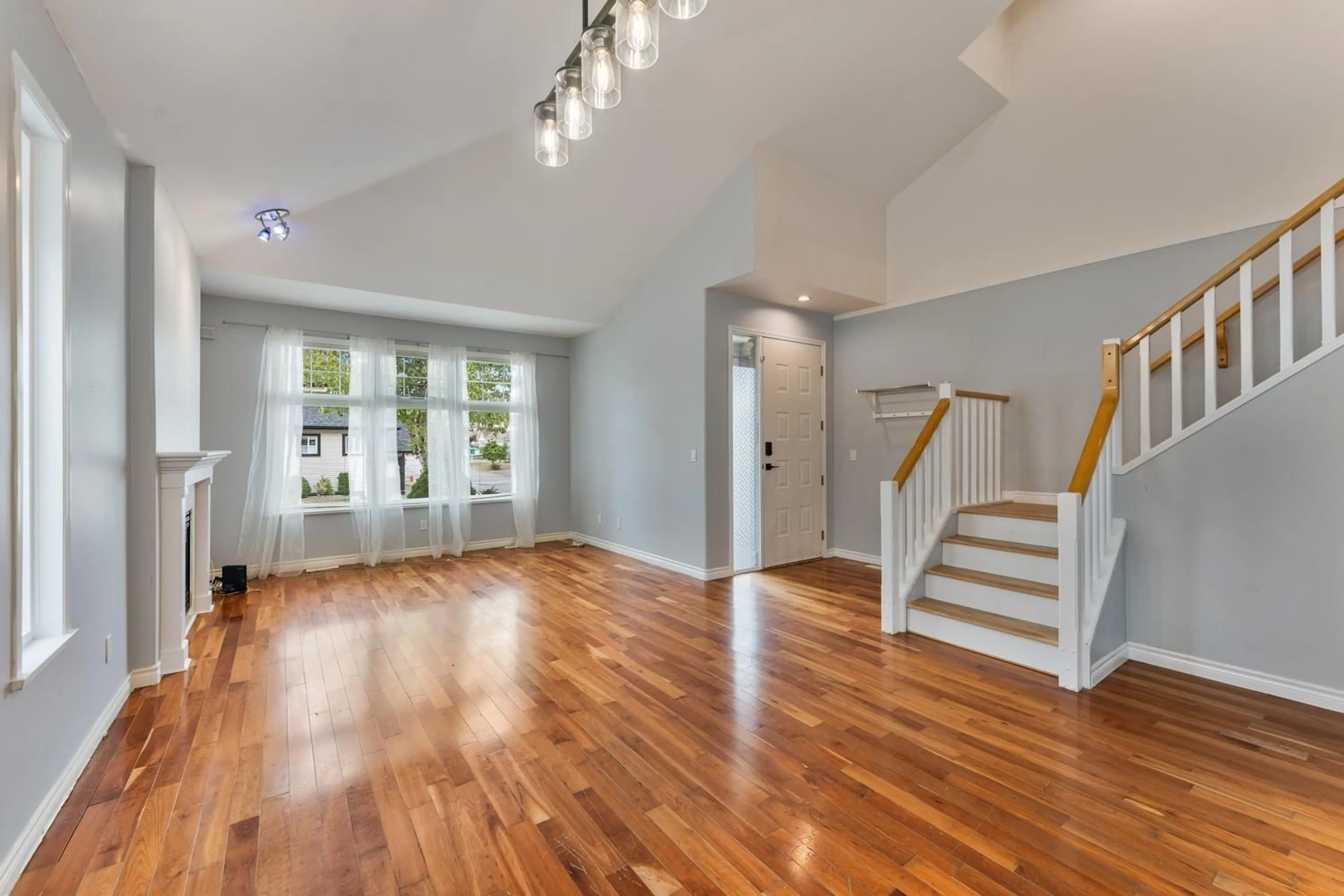Indoor entryway for 7536 147A STREET, Surrey British Columbia V3S8Y6