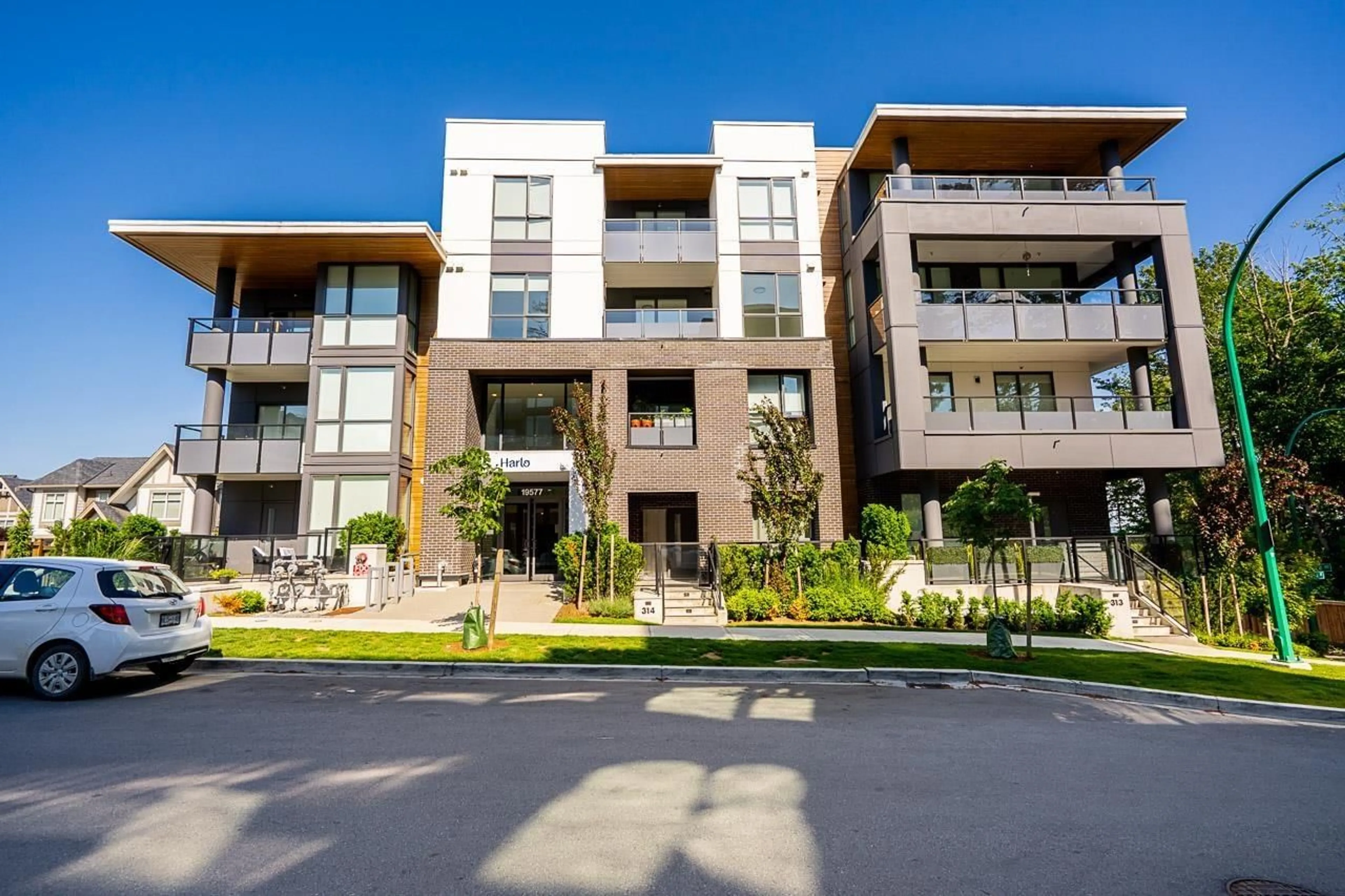Patio, street for 516 - 19577 65B AVENUE, Surrey British Columbia V4N6Y3