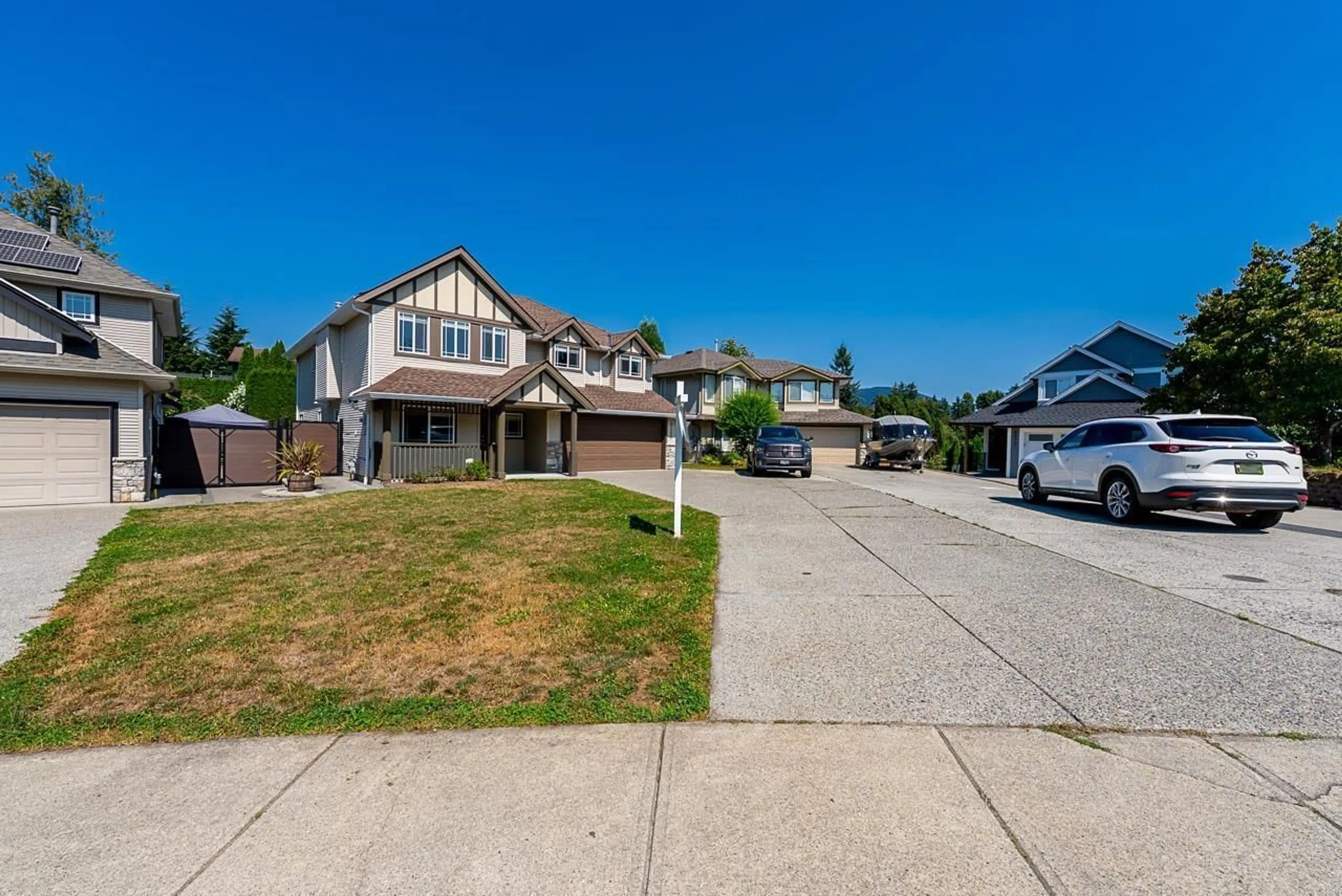 A pic from outside/outdoor area/front of a property/back of a property/a pic from drone, street for 8480 DOERKSEN DRIVE, Mission British Columbia V2V7C4