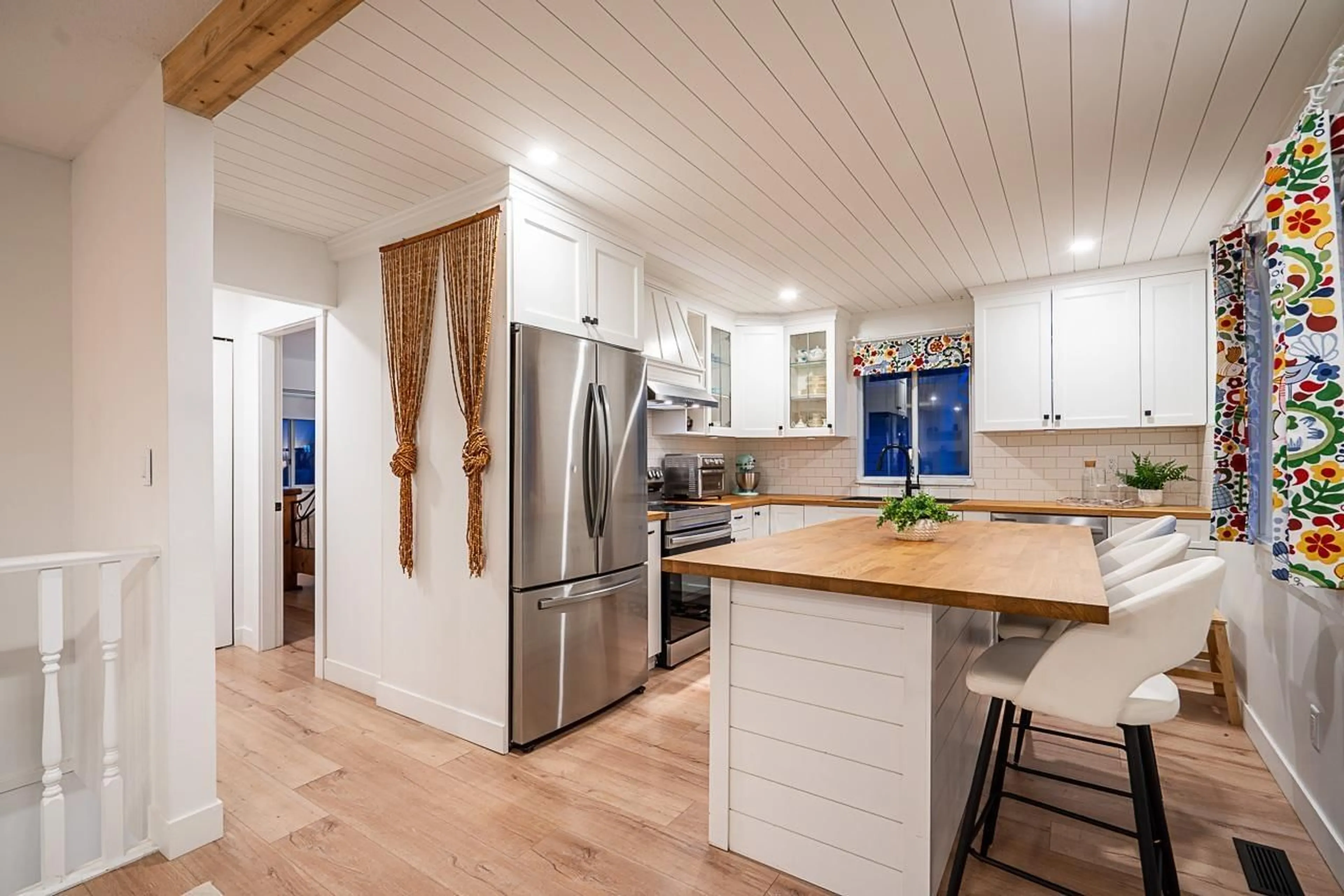 Open concept kitchen, wood/laminate floor for 26567 28A AVENUE, Langley British Columbia V4W3A7