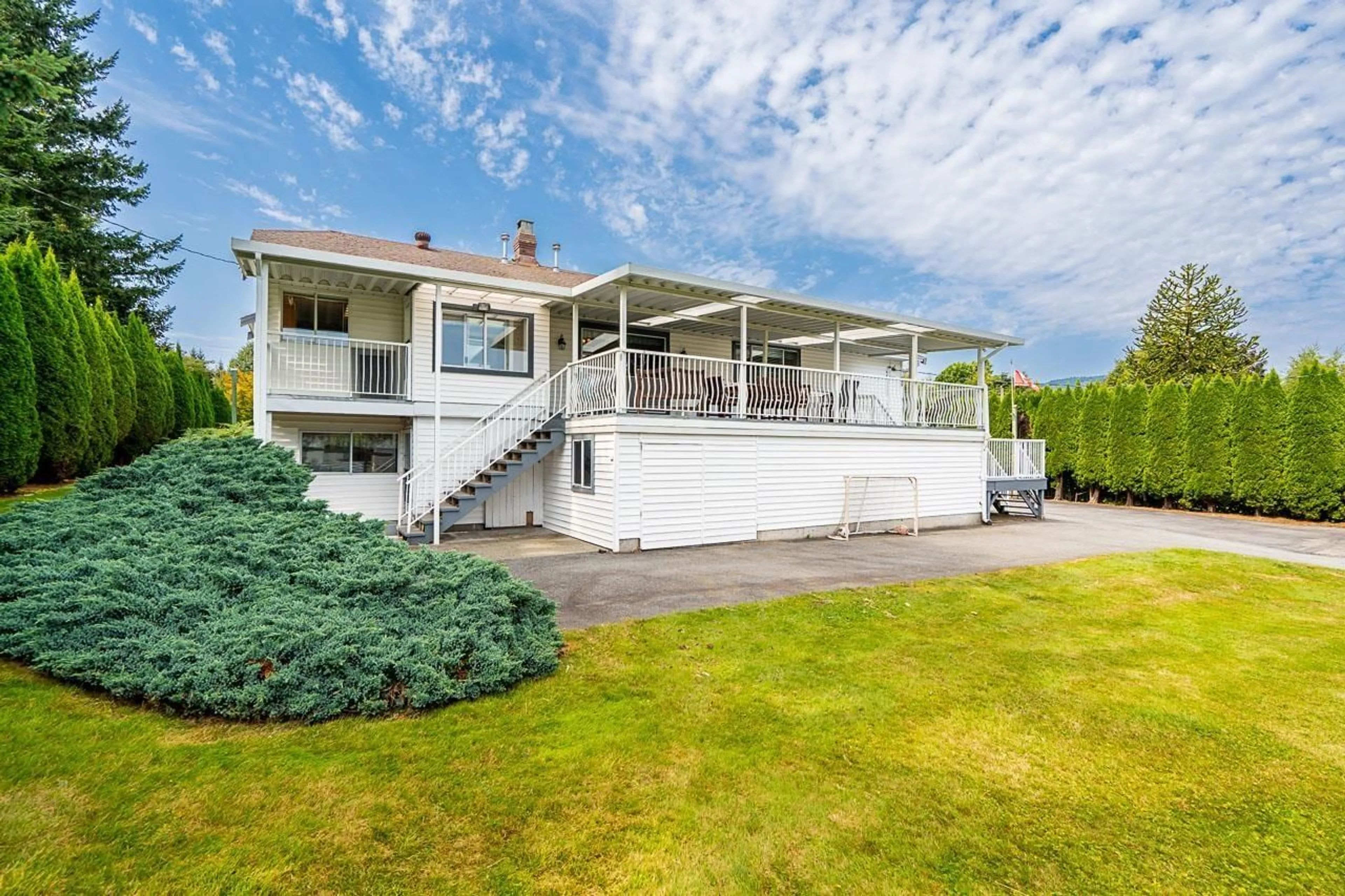 A pic from outside/outdoor area/front of a property/back of a property/a pic from drone, unknown for 8690 GOUNDREY STREET, Mission British Columbia V2V6Y5