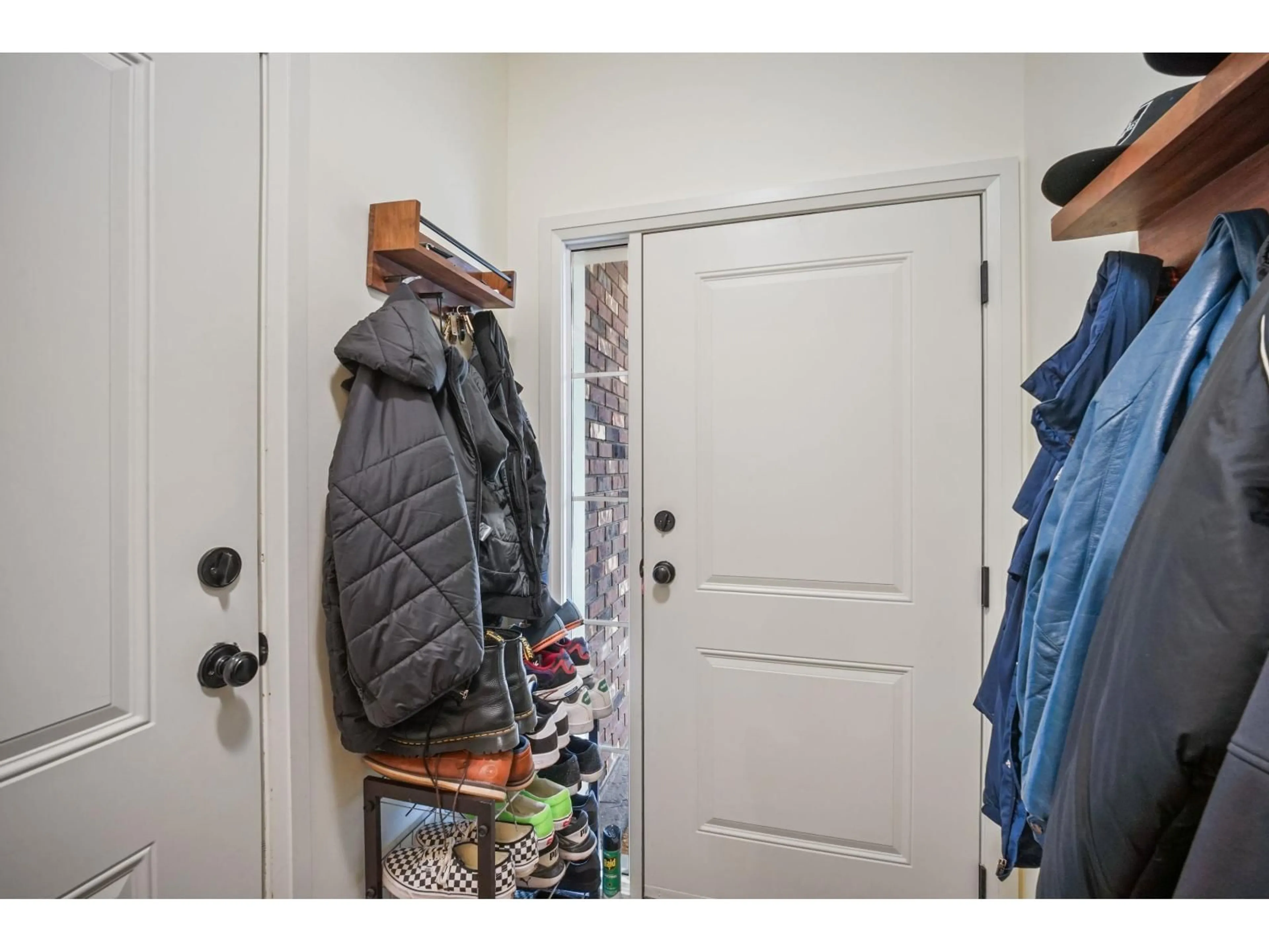 Indoor entryway for 18 - 45390 VEDDER MOUNTAIN ROAD, Cultus Lake British Columbia V2R0P6