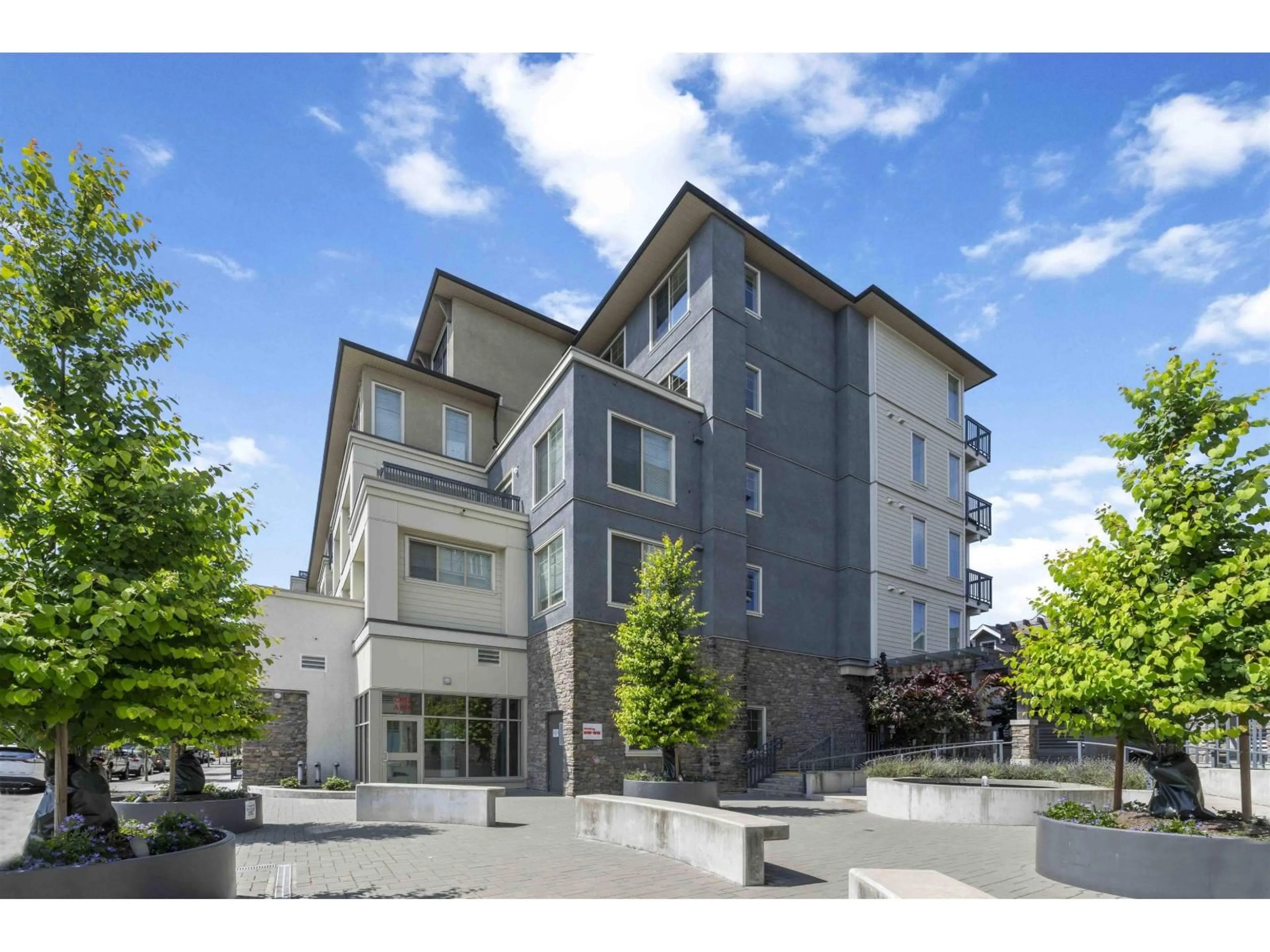 Patio, building for A413 - 20487 65 AVENUE, Langley British Columbia V2Y3K5