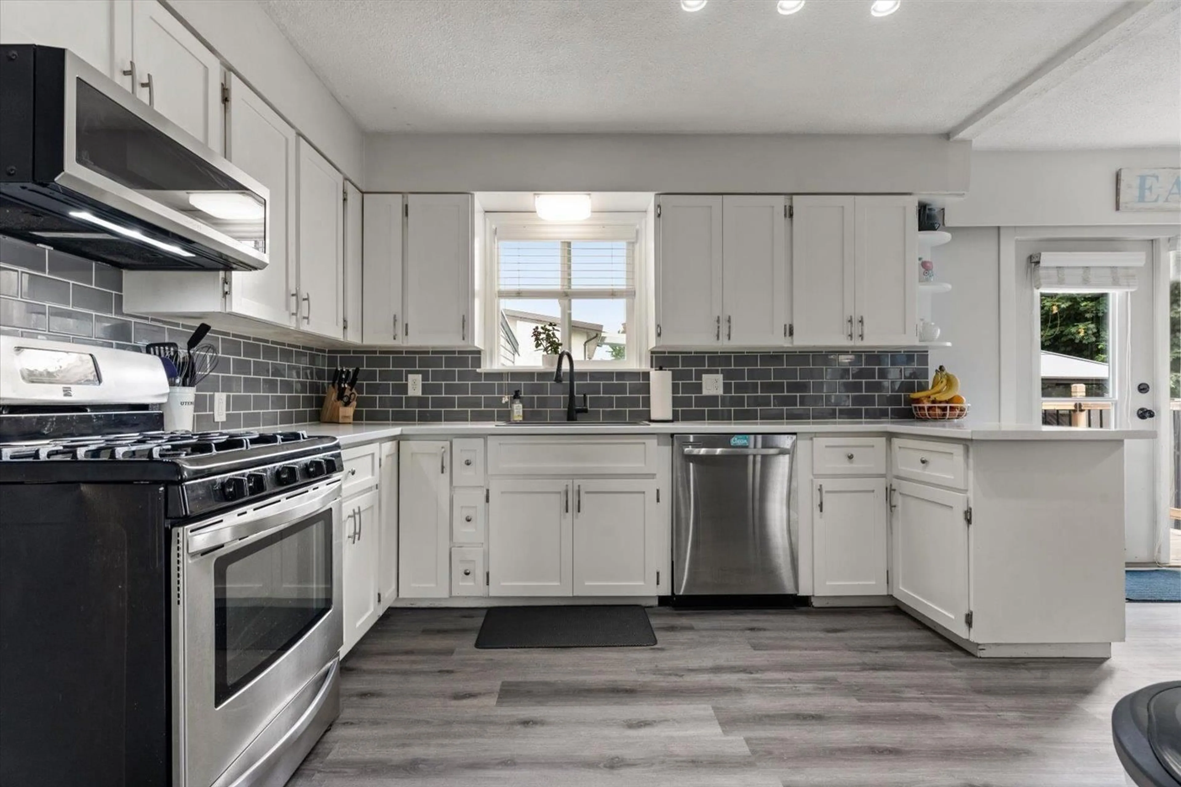 Open concept kitchen, ceramic/tile floor for 46551 TETON AVENUE, Chilliwack British Columbia V2P6M3