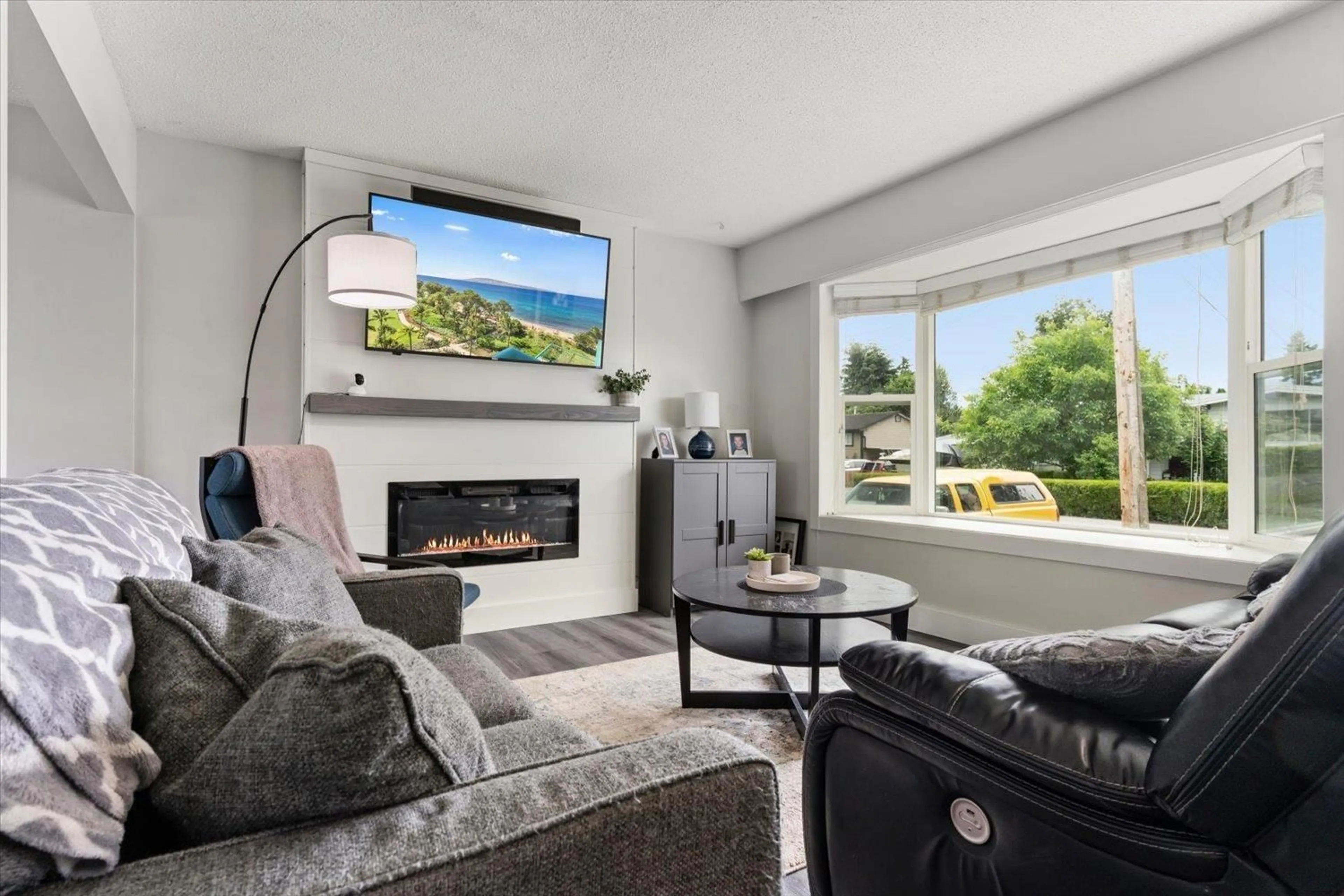 Living room with furniture, unknown for 46551 TETON AVENUE, Chilliwack British Columbia V2P6M3