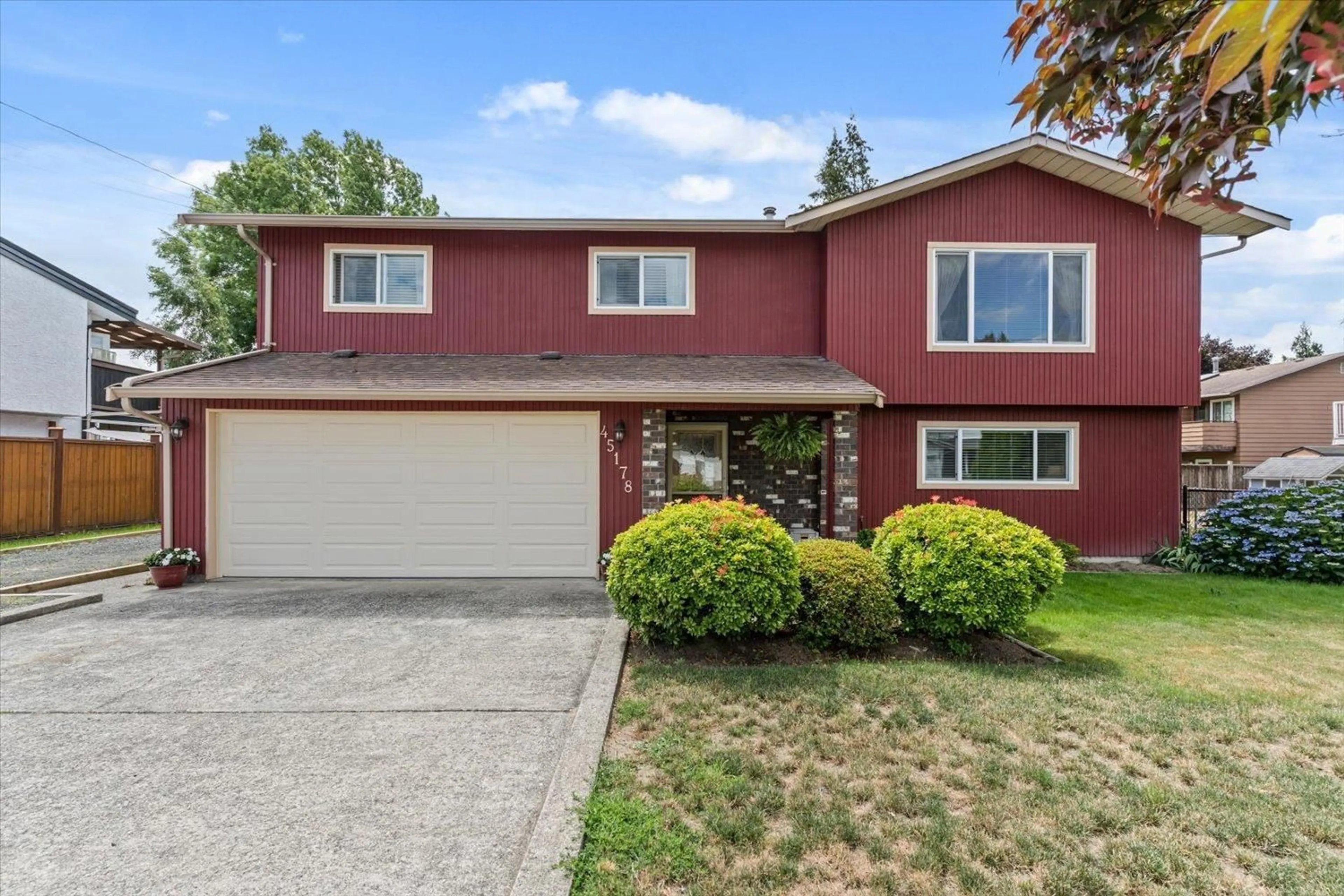 Home with vinyl exterior material, street for 45178 STEVENSON ROAD, Chilliwack British Columbia V2R1L9