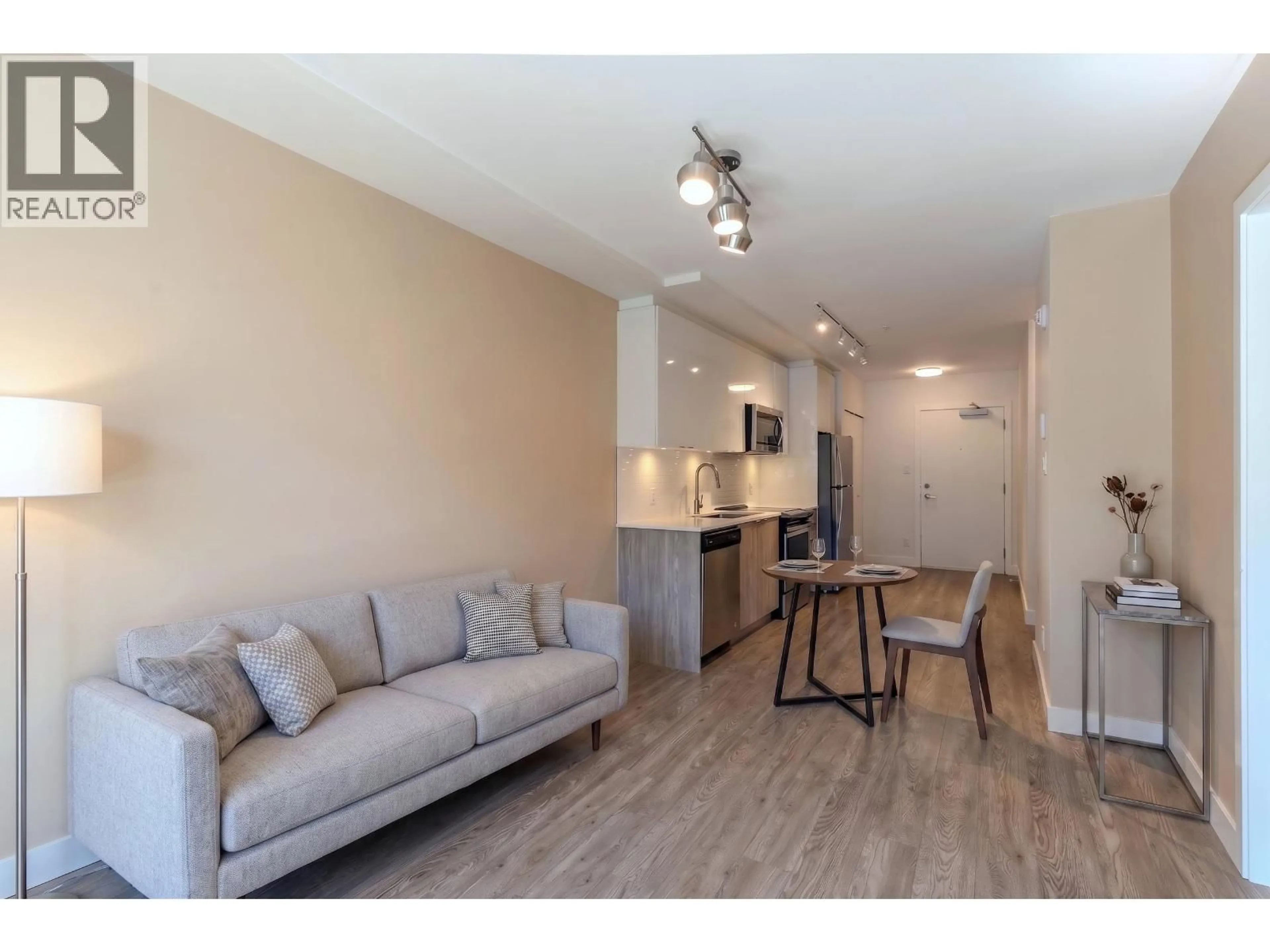 Living room with furniture, wood/laminate floor for 203 - 37881 CLEVELAND AVENUE, Squamish British Columbia V8B0Z7