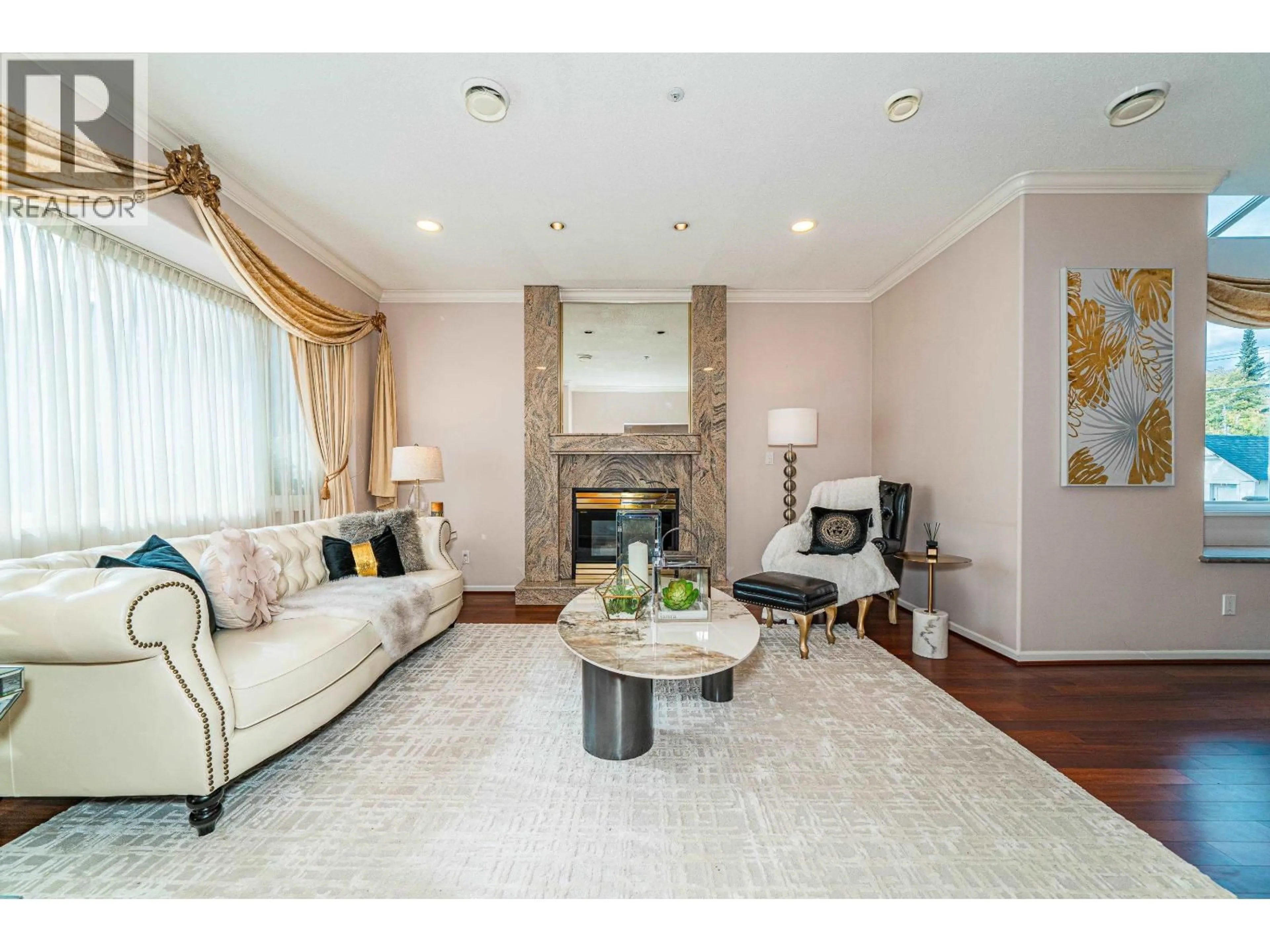 Living room with furniture, wood/laminate floor for 4255 15TH AVENUE, Vancouver British Columbia V6R3A7