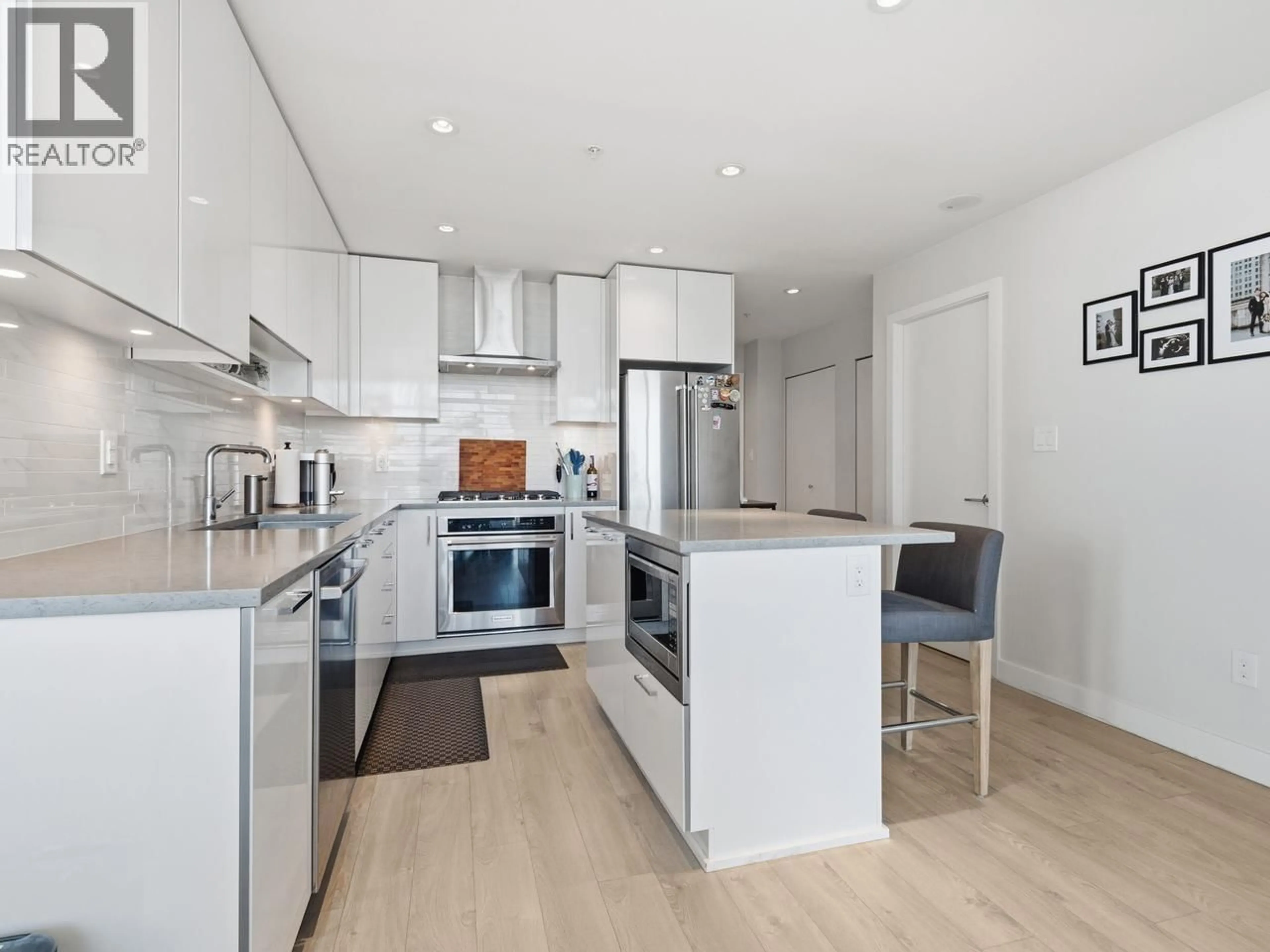 Contemporary kitchen, unknown for 2702 - 1788 GILMORE AVENUE, Burnaby British Columbia V5C0L5