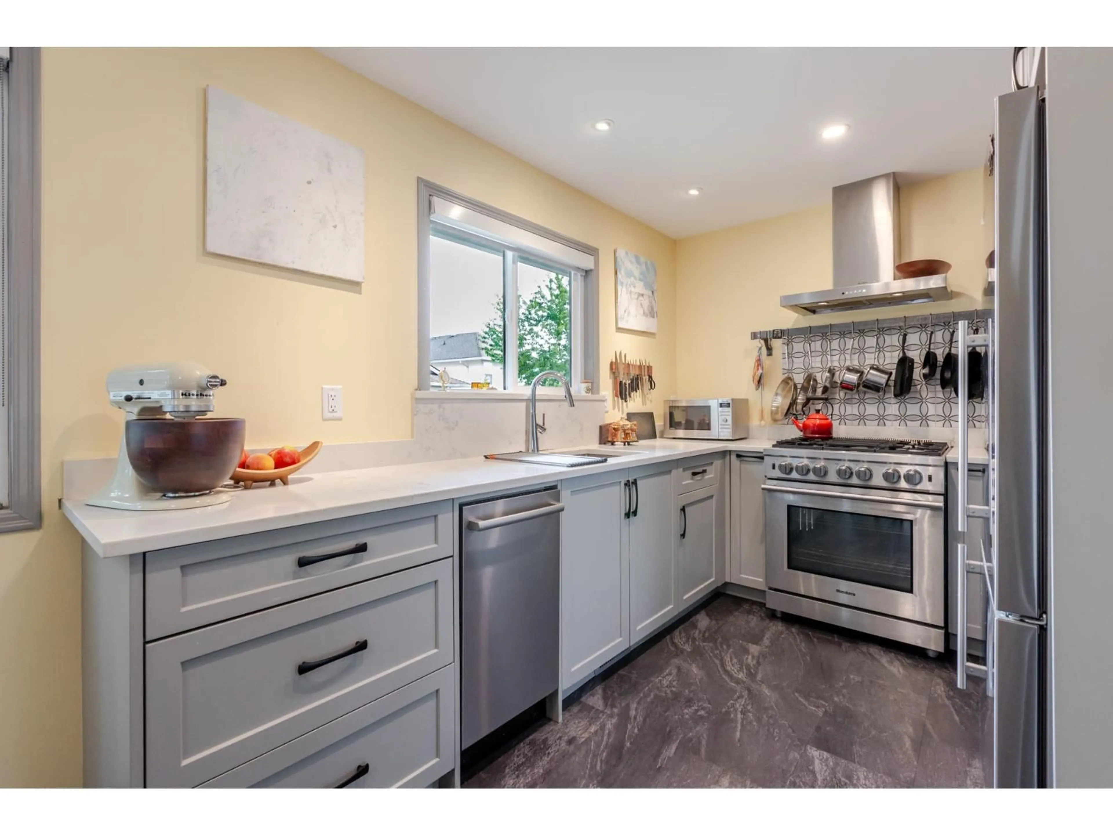Open concept kitchen, ceramic/tile floor for 32103 ASHCROFT DRIVE, Abbotsford British Columbia V2T5C4
