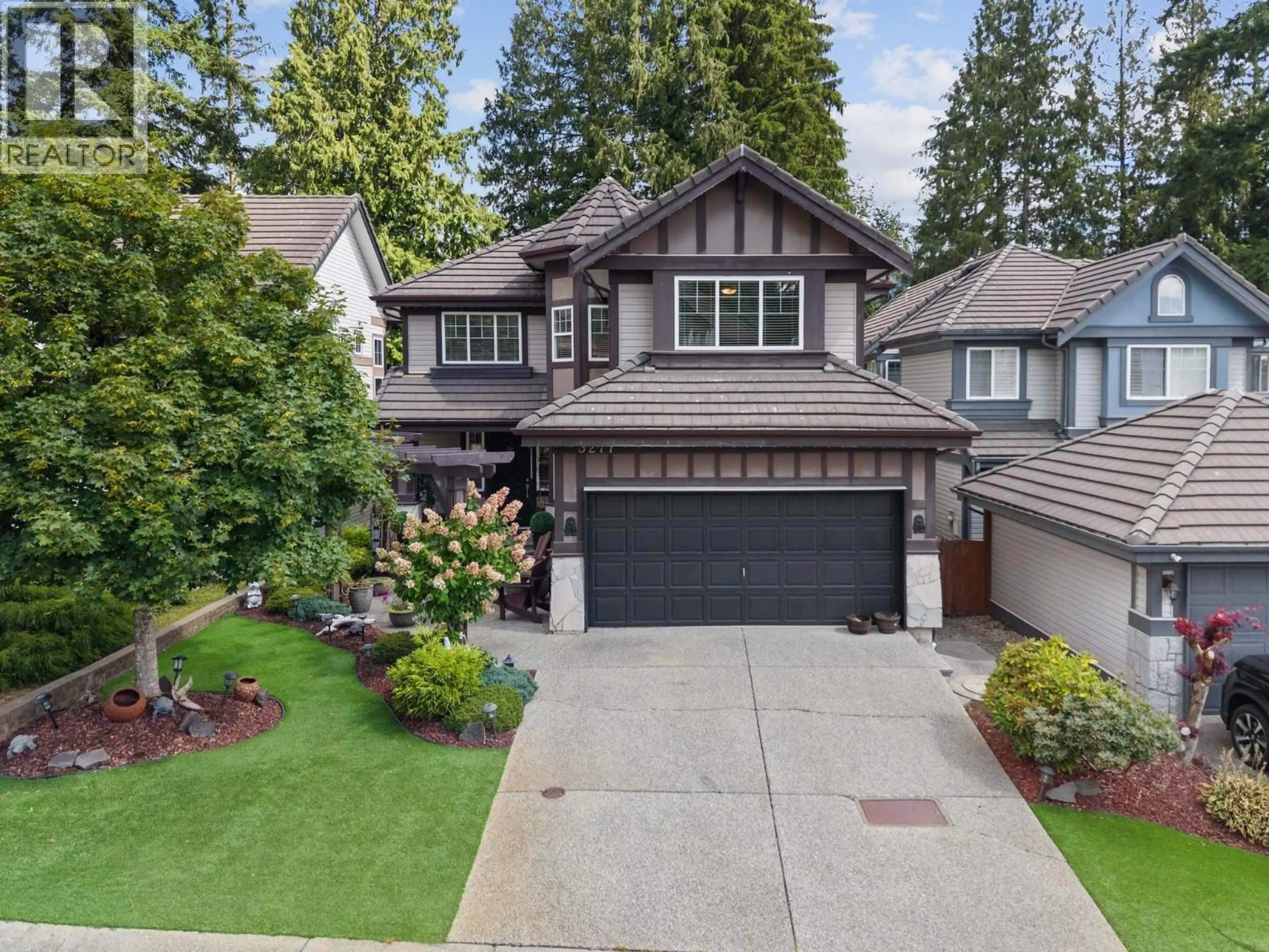 A pic from outside/outdoor area/front of a property/back of a property/a pic from drone, street for 3277 CHARTWELL GRN, Coquitlam British Columbia V3E3M9