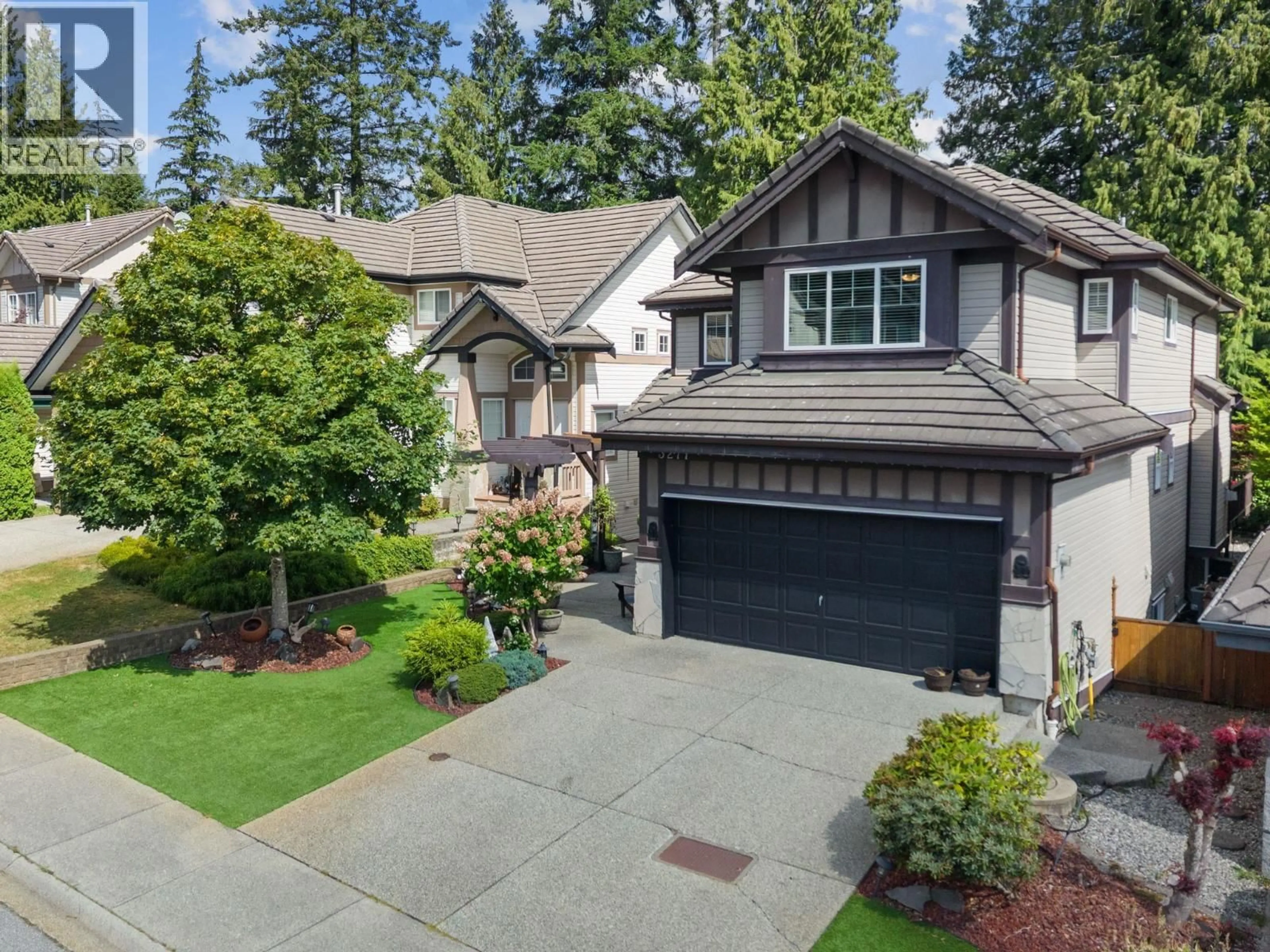 A pic from outside/outdoor area/front of a property/back of a property/a pic from drone, street for 3277 CHARTWELL GRN, Coquitlam British Columbia V3E3M9