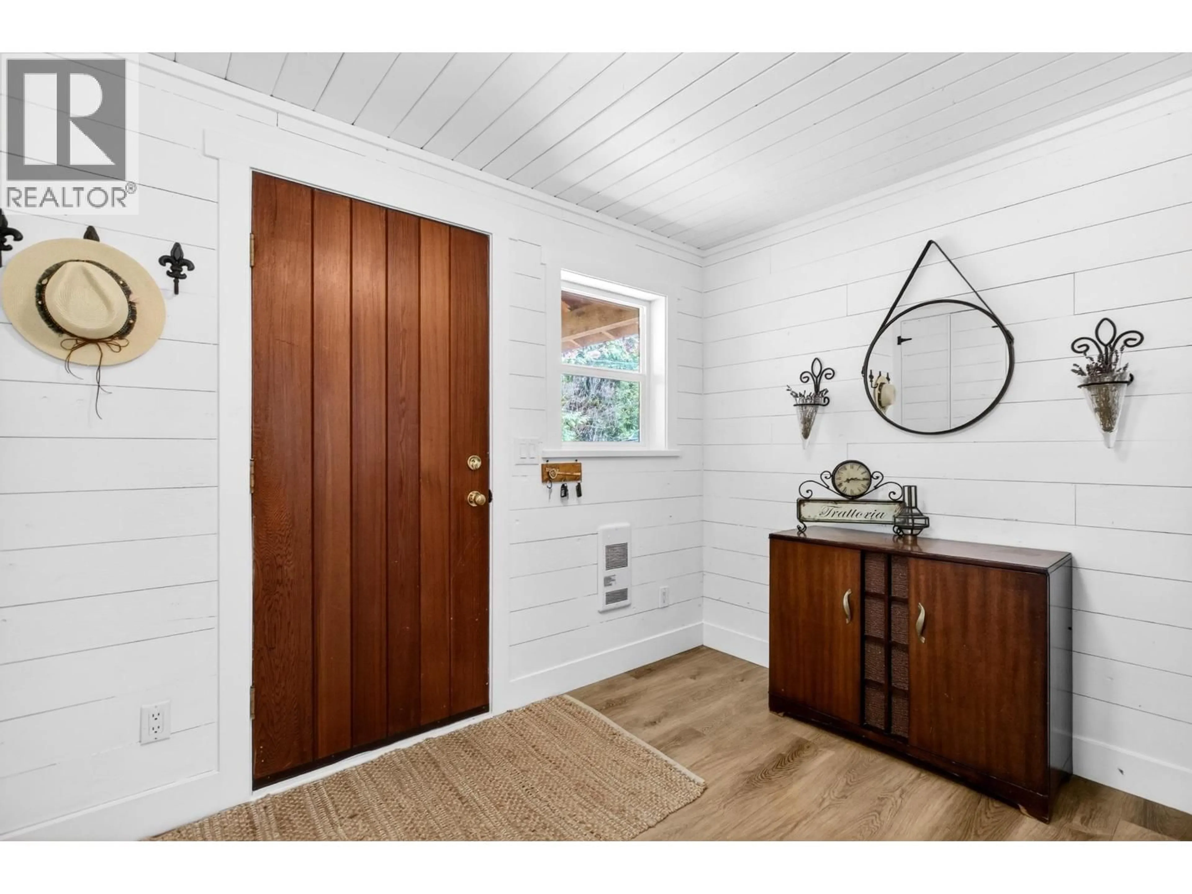 Indoor entryway for 11367 261 STREET, Maple Ridge British Columbia V2W1H2