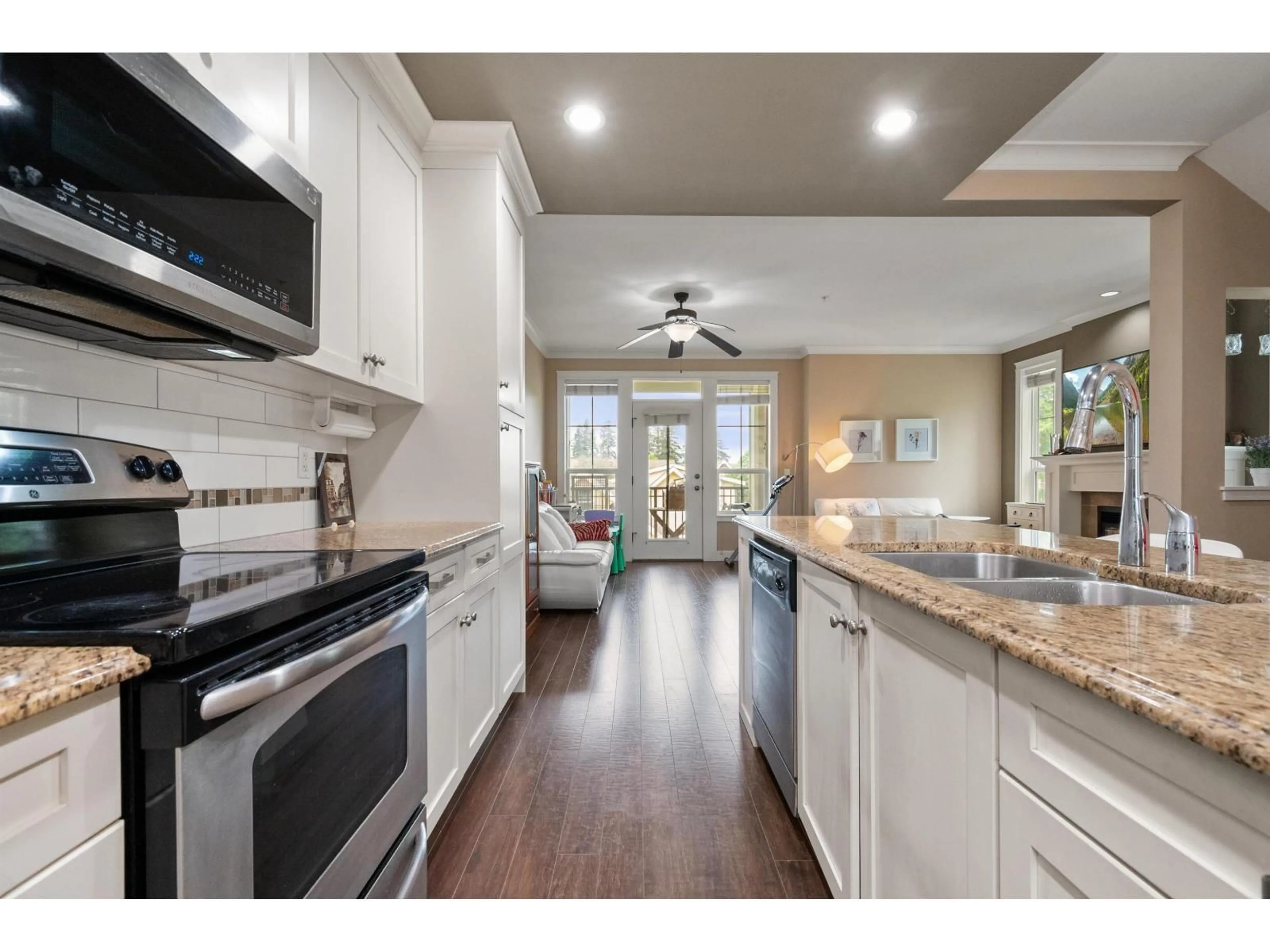 Open concept kitchen, unknown for 14 - 45290 SOOWAHLIE CRESCENT, Chilliwack British Columbia V2R0S6