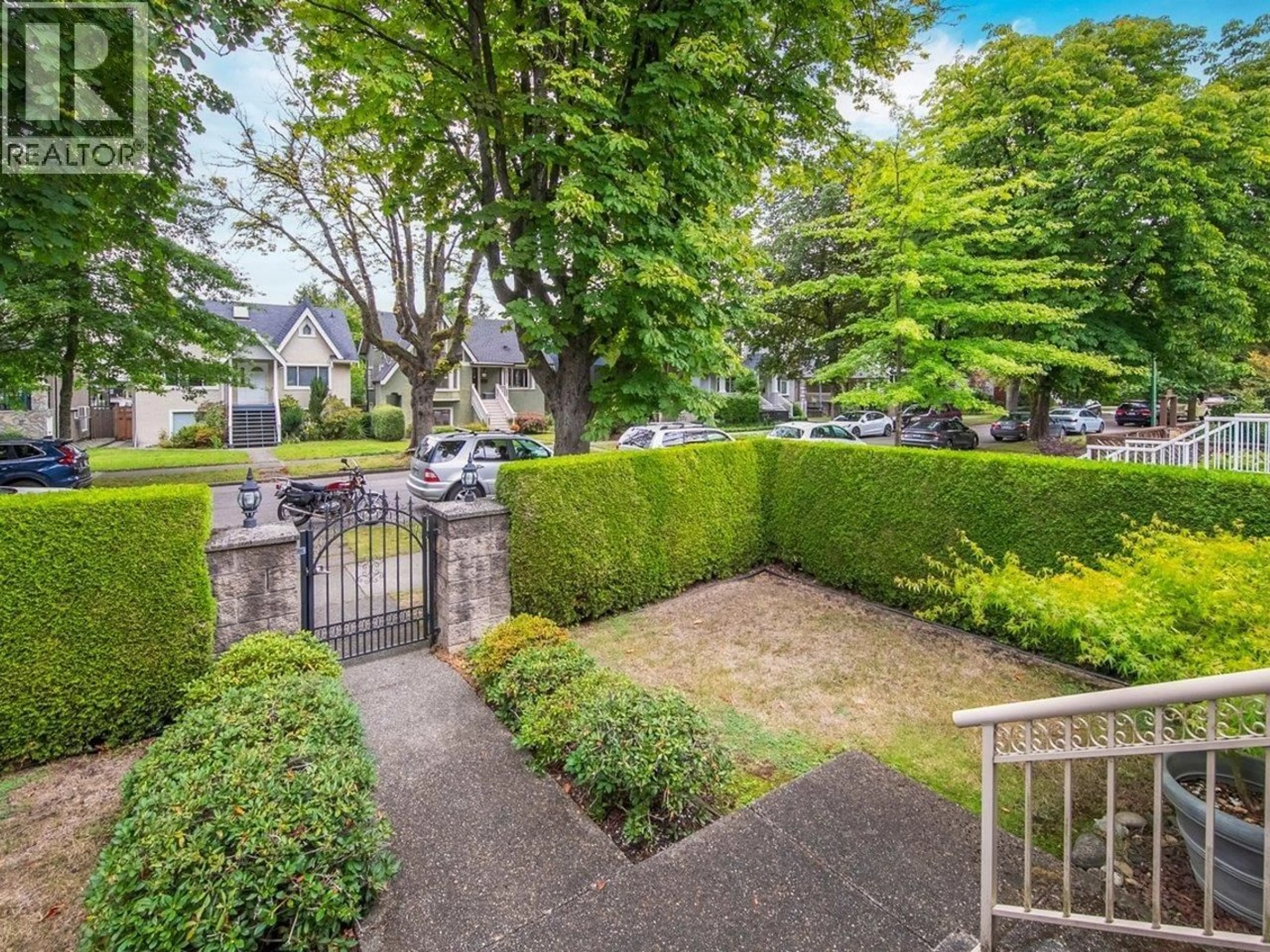 Patio, street for 3262 12TH AVENUE, Vancouver British Columbia V6K2R9
