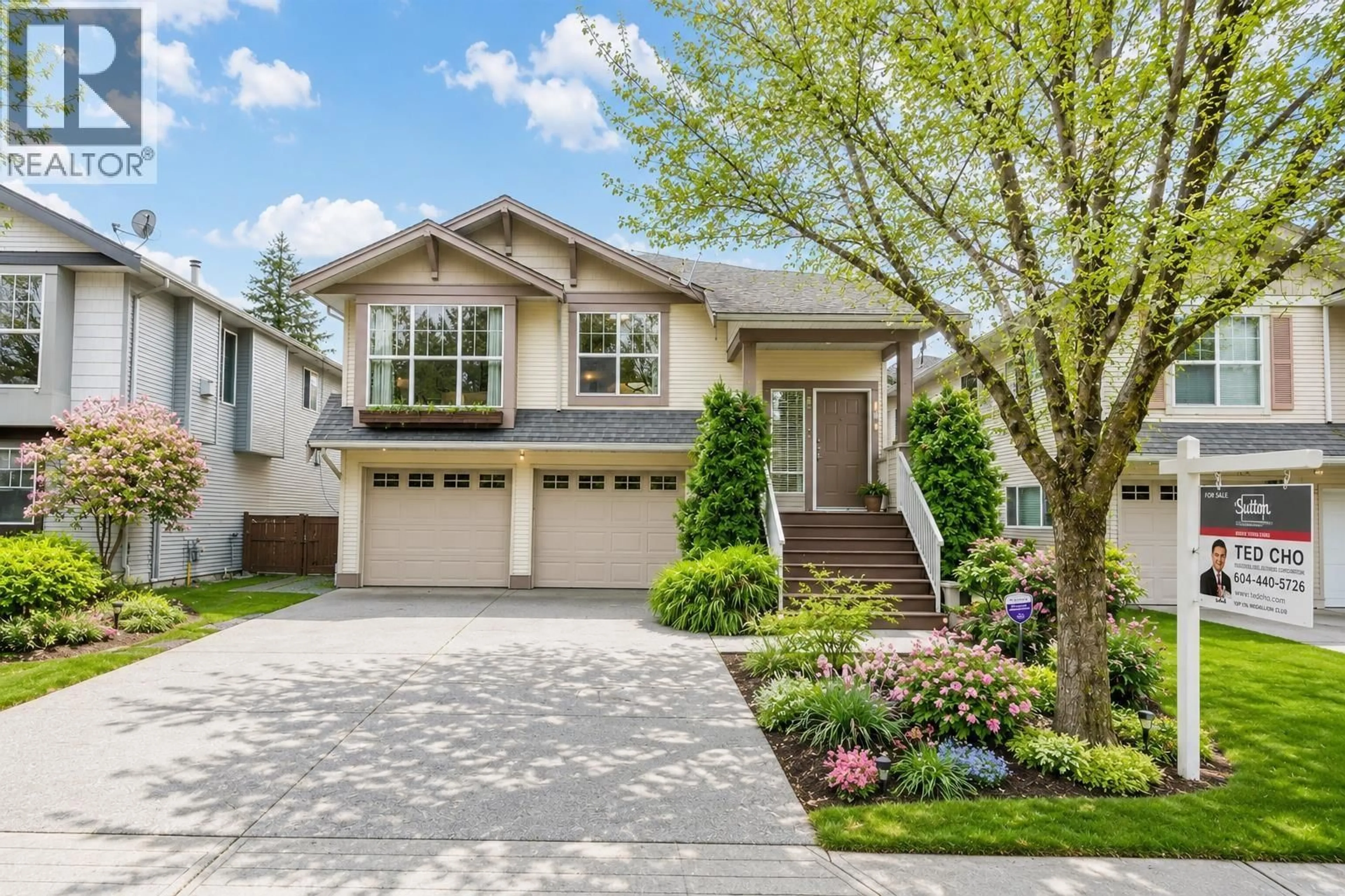 Home with vinyl exterior material, street for 11469 207 STREET, Maple Ridge British Columbia V2X1W9