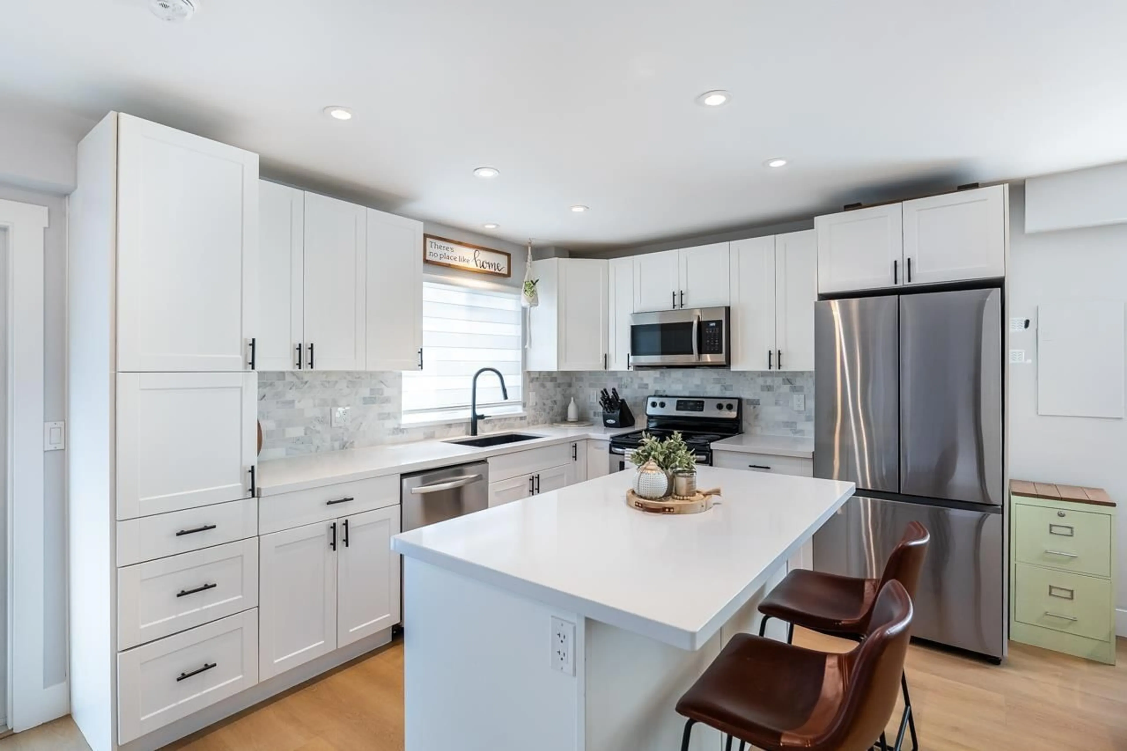 Open concept kitchen, ceramic/tile floor for 6678 197 STREET, Langley British Columbia V2Y1A8